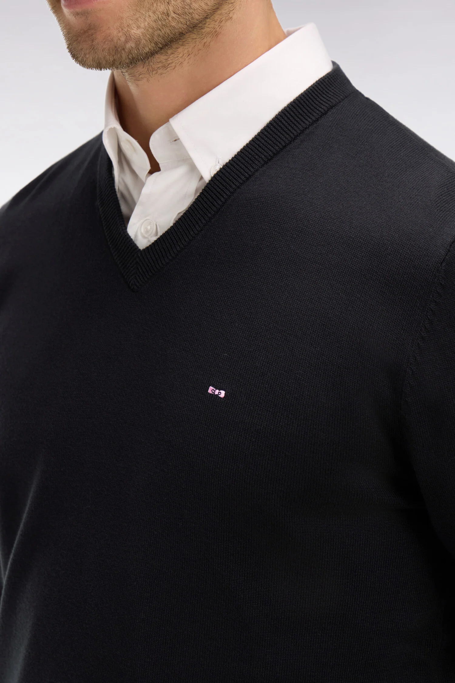 Pull noir à col V en coton - Image 4