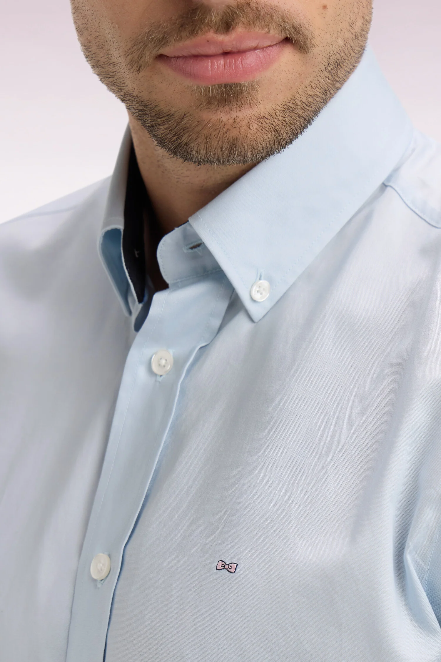 Chemise à manches courtes en coton bleu ciel broderie dos - Image 4