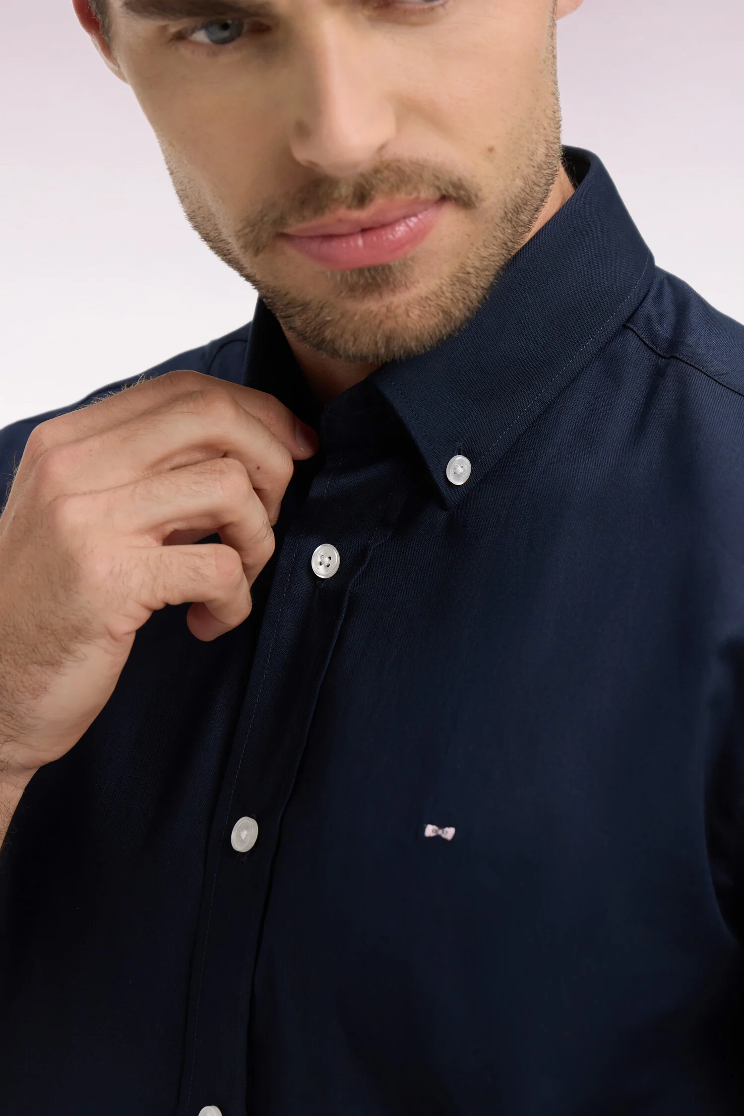 Chemise à manches courtes en coton marine broderie dos - Image 4