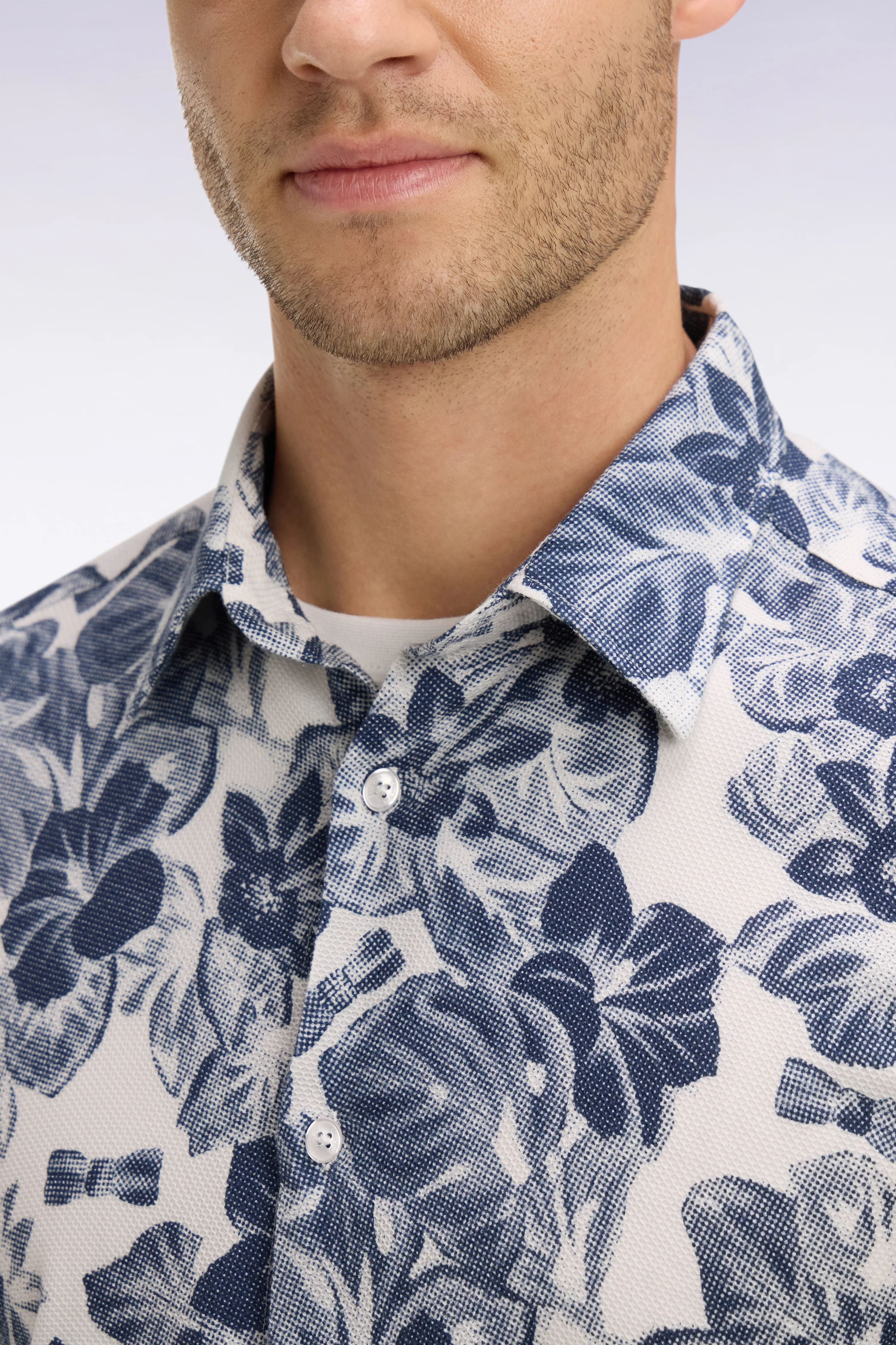 Chemise à manches courtes en piqué coton à motif floral marine coupe slim - Image 4