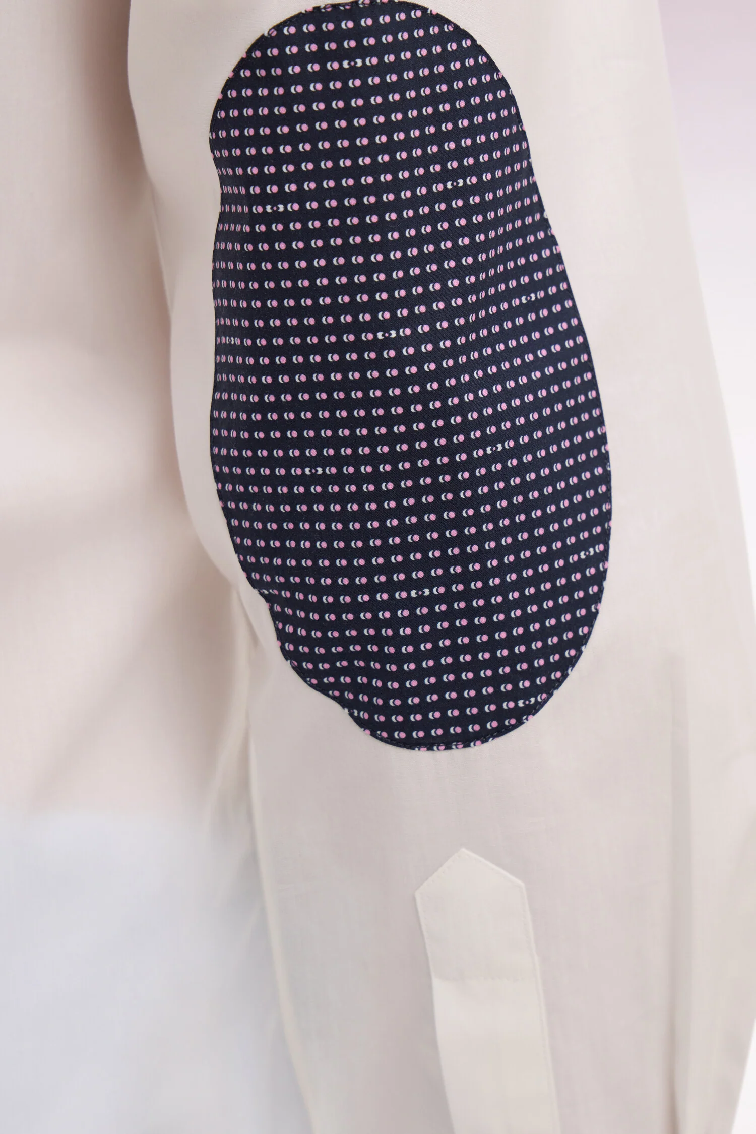 Chemise en coton blanc à coudières imprimées - Image 4