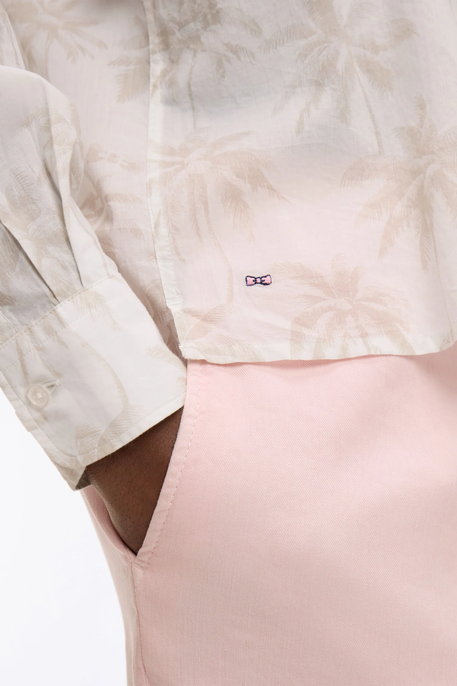 Chemise en coton blanche imprimé palmier beige coupe regular - Image 4