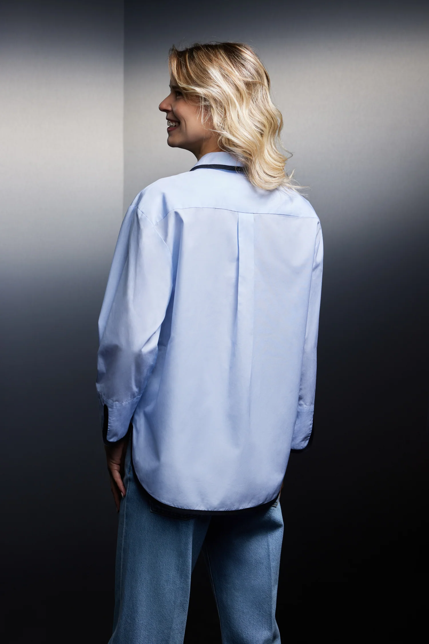 Chemise en coton ciel à galons marine upcyclée Pap'Atelier - Image 3