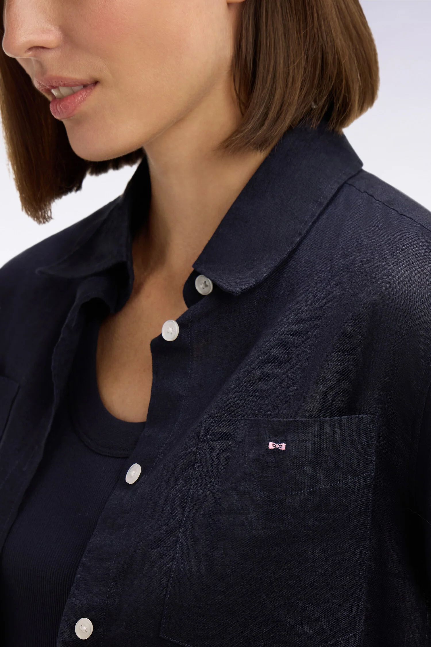 Chemise en lin marine à poches plaquées - Image 4