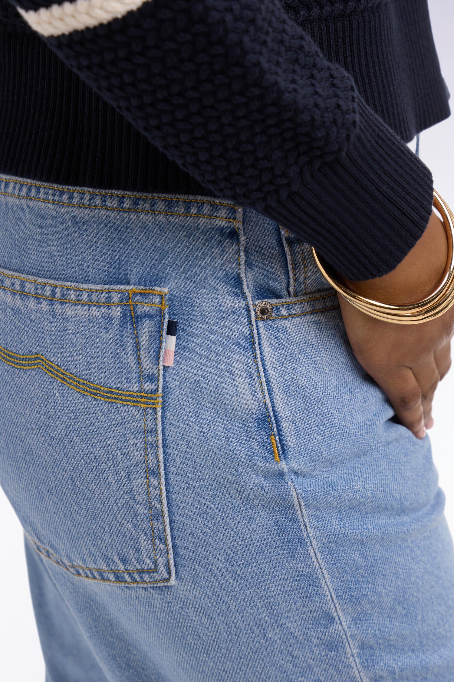 Jean coupe flare en denim brut - Image 4