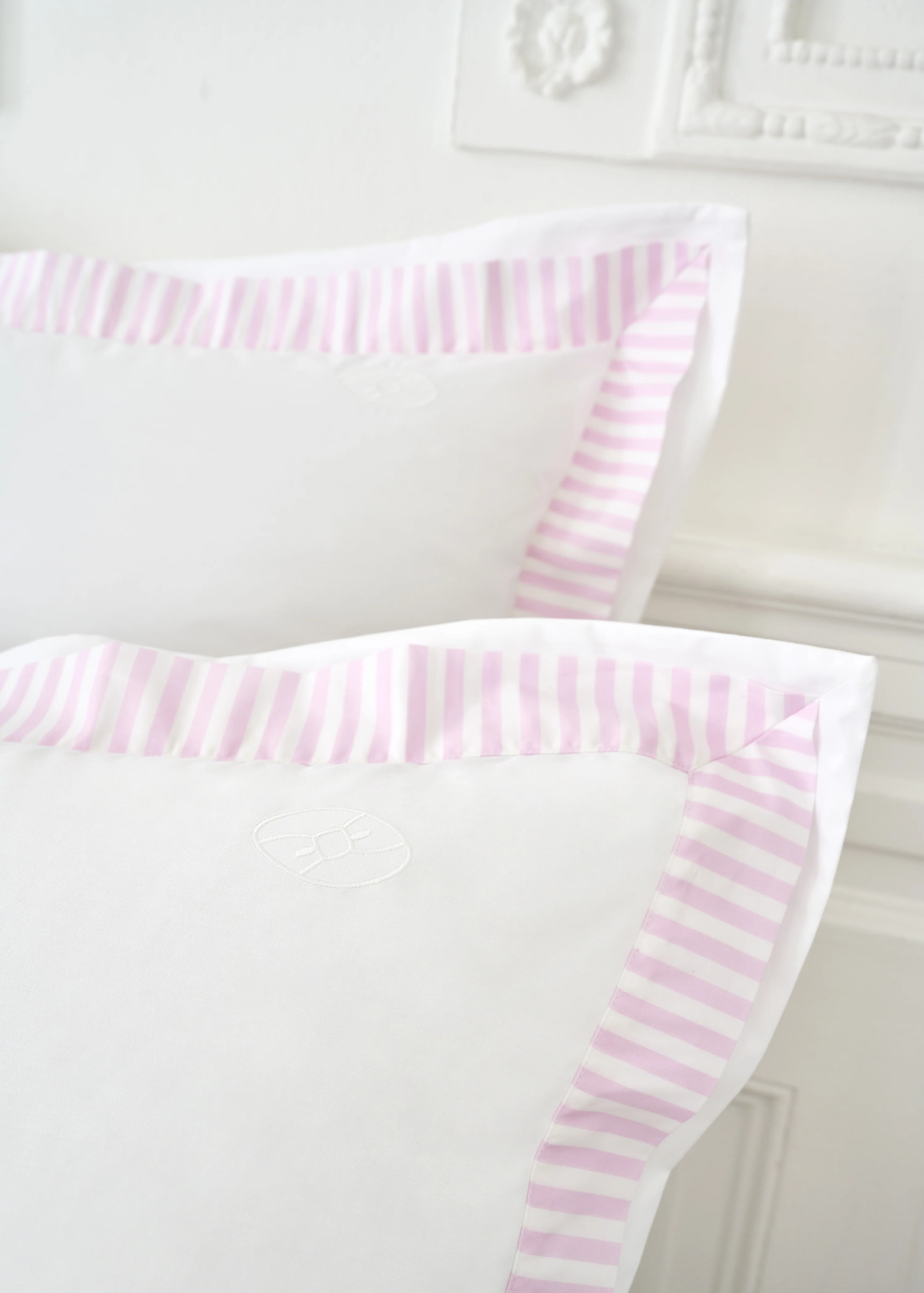 Lot de taies d'oreillers carrées en coton blanc à bordure rose rayée - Image 2