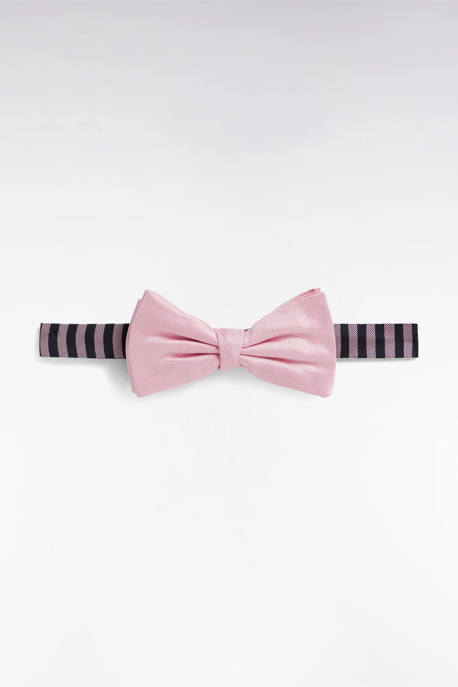 Noeud papillon en soie rose à collier rayé