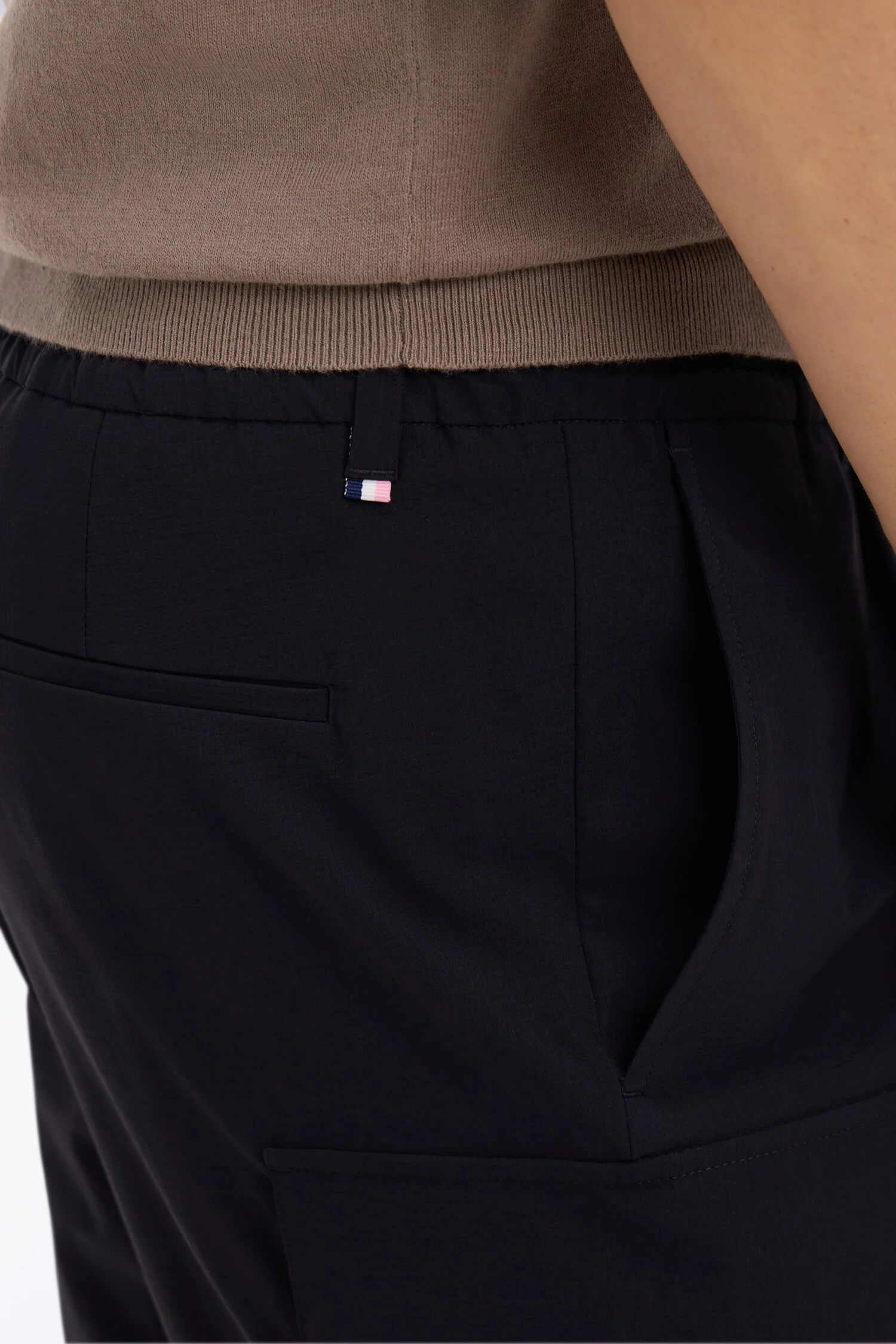 Pantalon poches cargo en tissu technique marine coupe Modern - Image 4