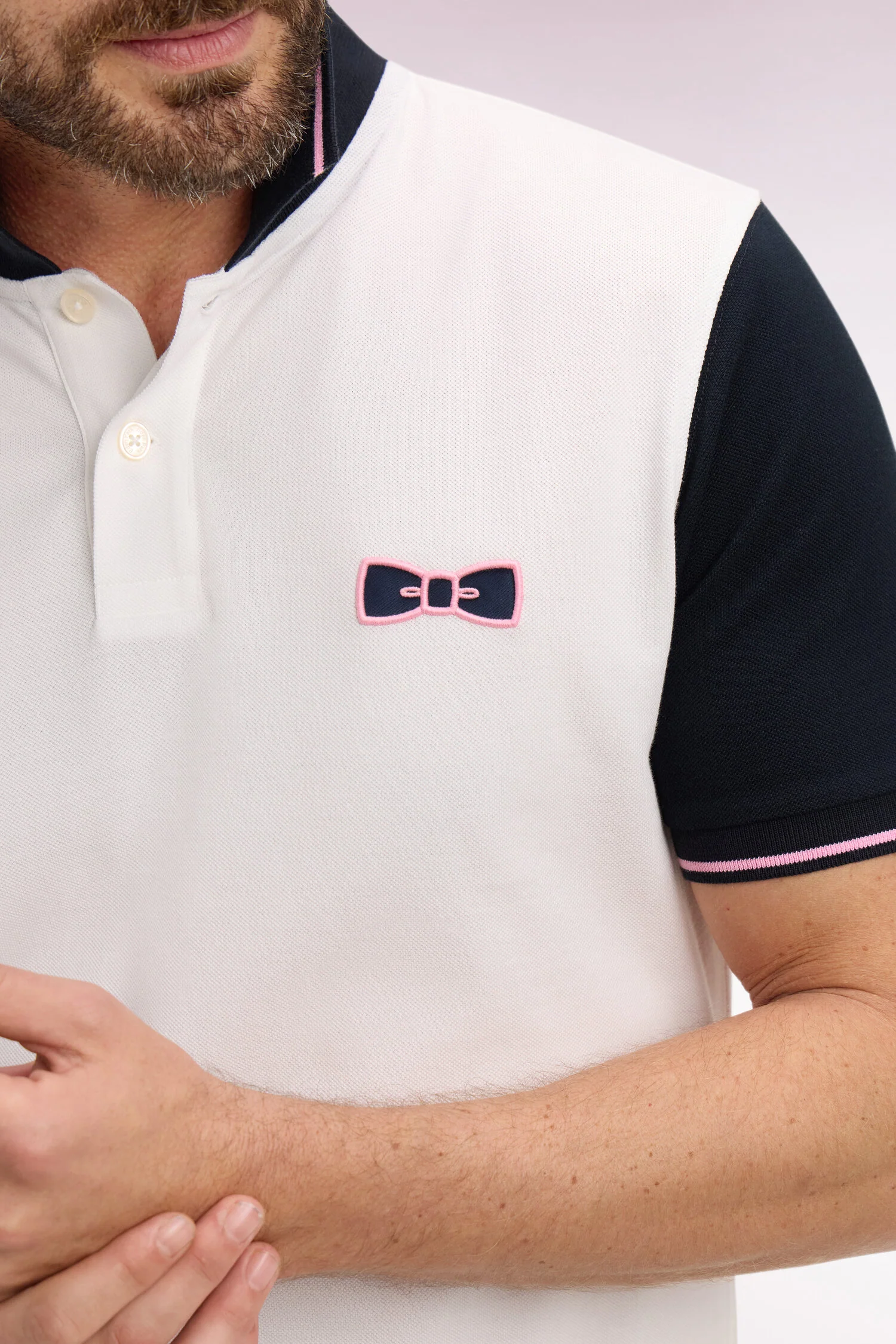Polo à manches courtes en coton blanc à broderie patchée coupe regular - Image 4