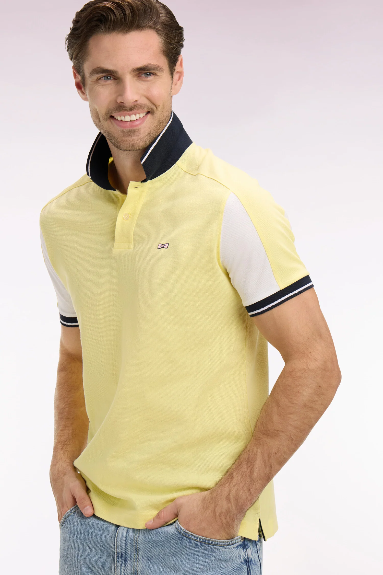 Polo à manches courtes en coton jaune clair brodé coupe regular