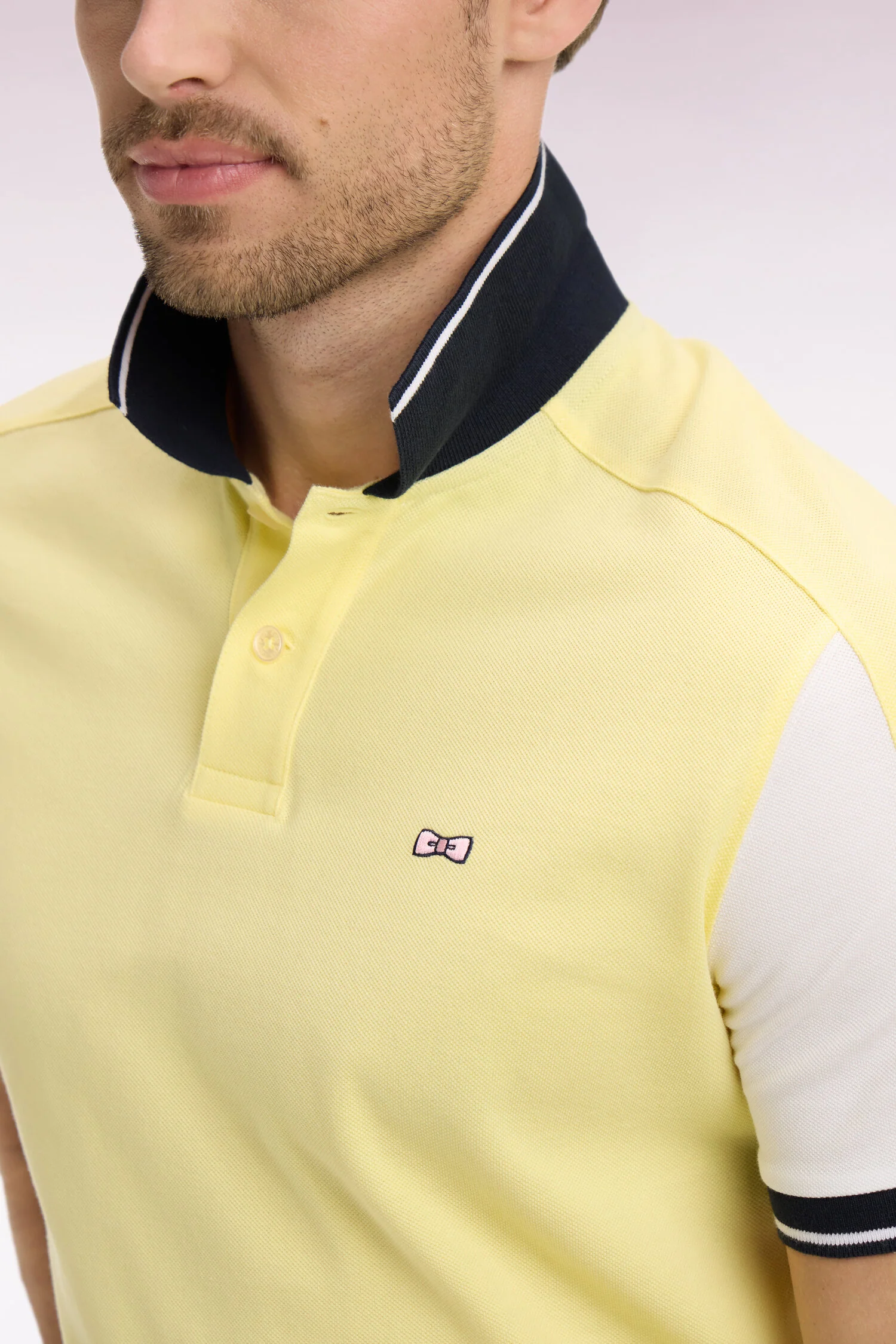 Polo à manches courtes en coton jaune clair brodé coupe regular - Image 4