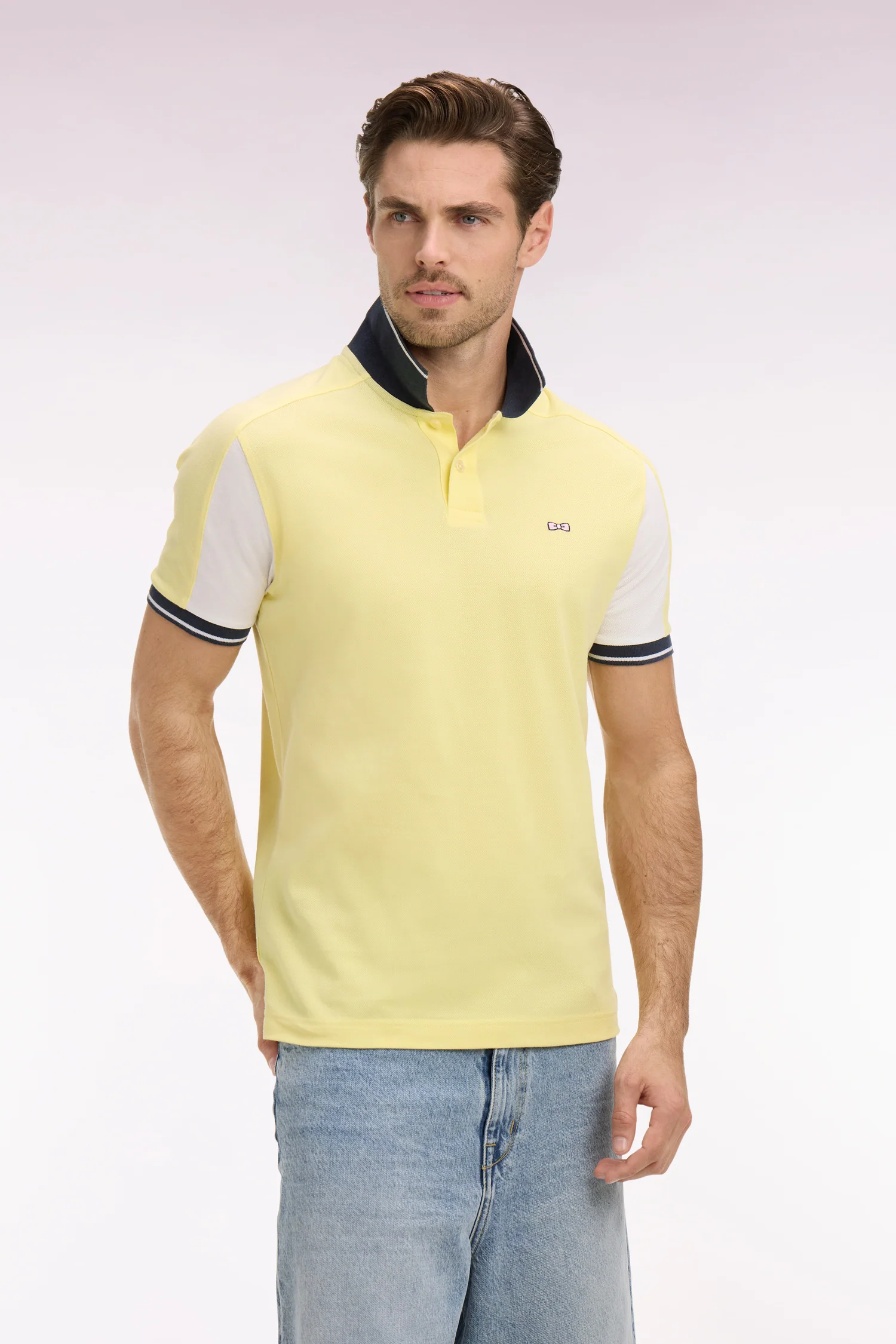 Polo à manches courtes en coton jaune clair brodé coupe regular - Image 5