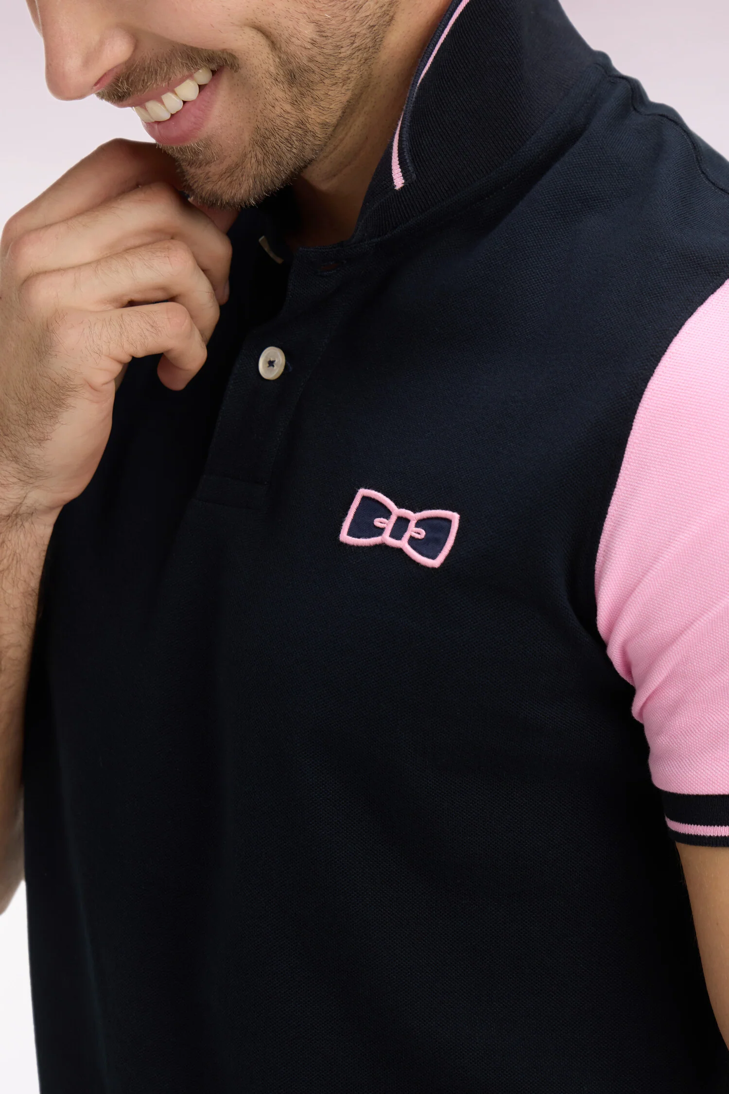 Polo à manches courtes en coton marine à broderie patchée coupe regular - Image 4