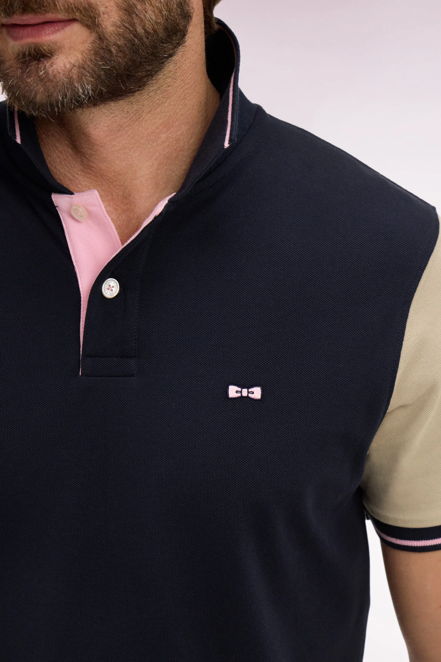 Polo à manches courtes en coton marine et beige - Image 4