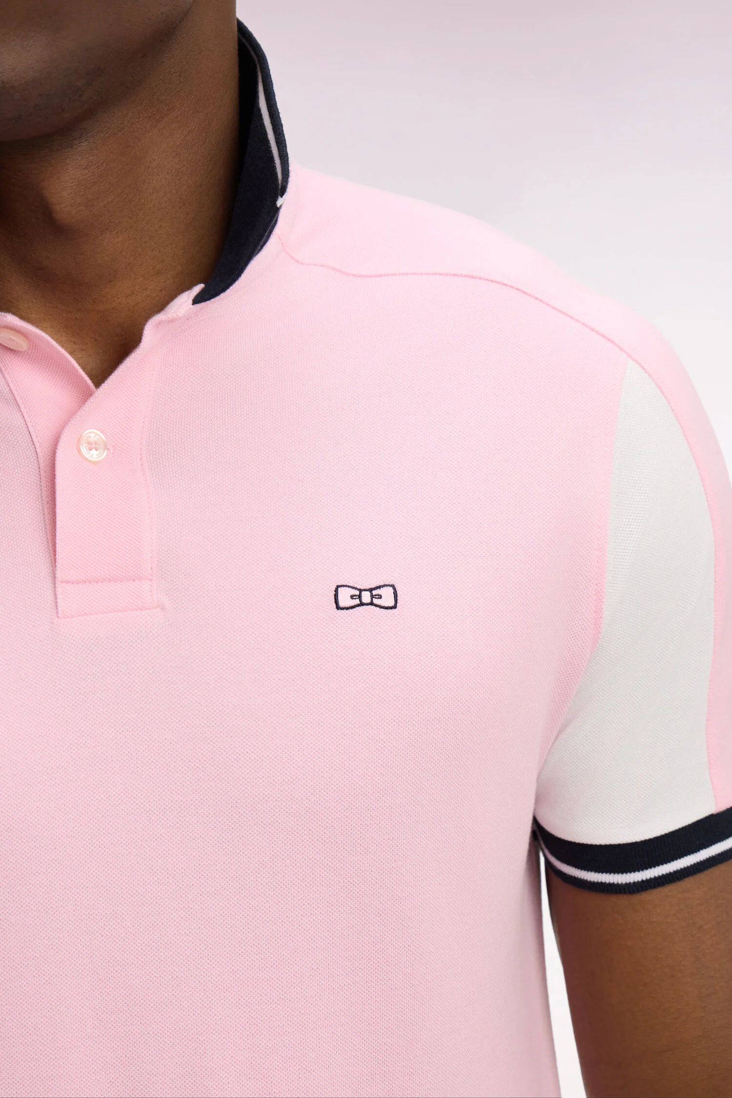 Polo à manches courtes en coton rose brodé coupe regular - Image 4