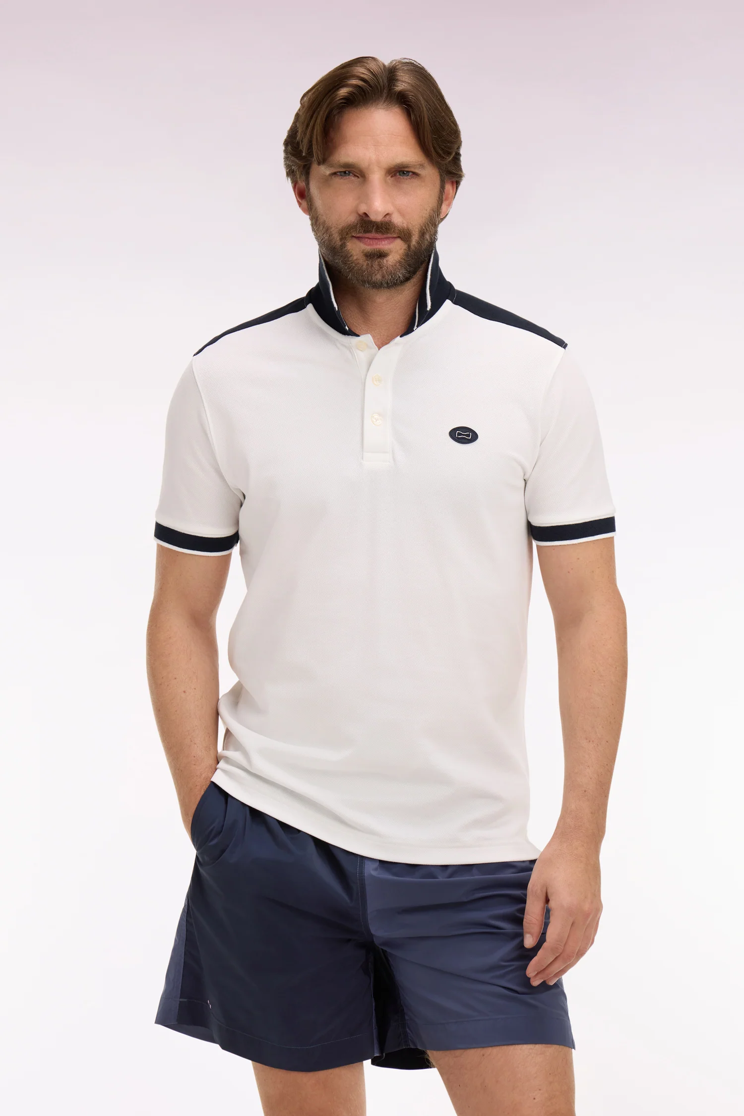 Polo à manches courtes en piqué coton écru à découpes marine - Image 3