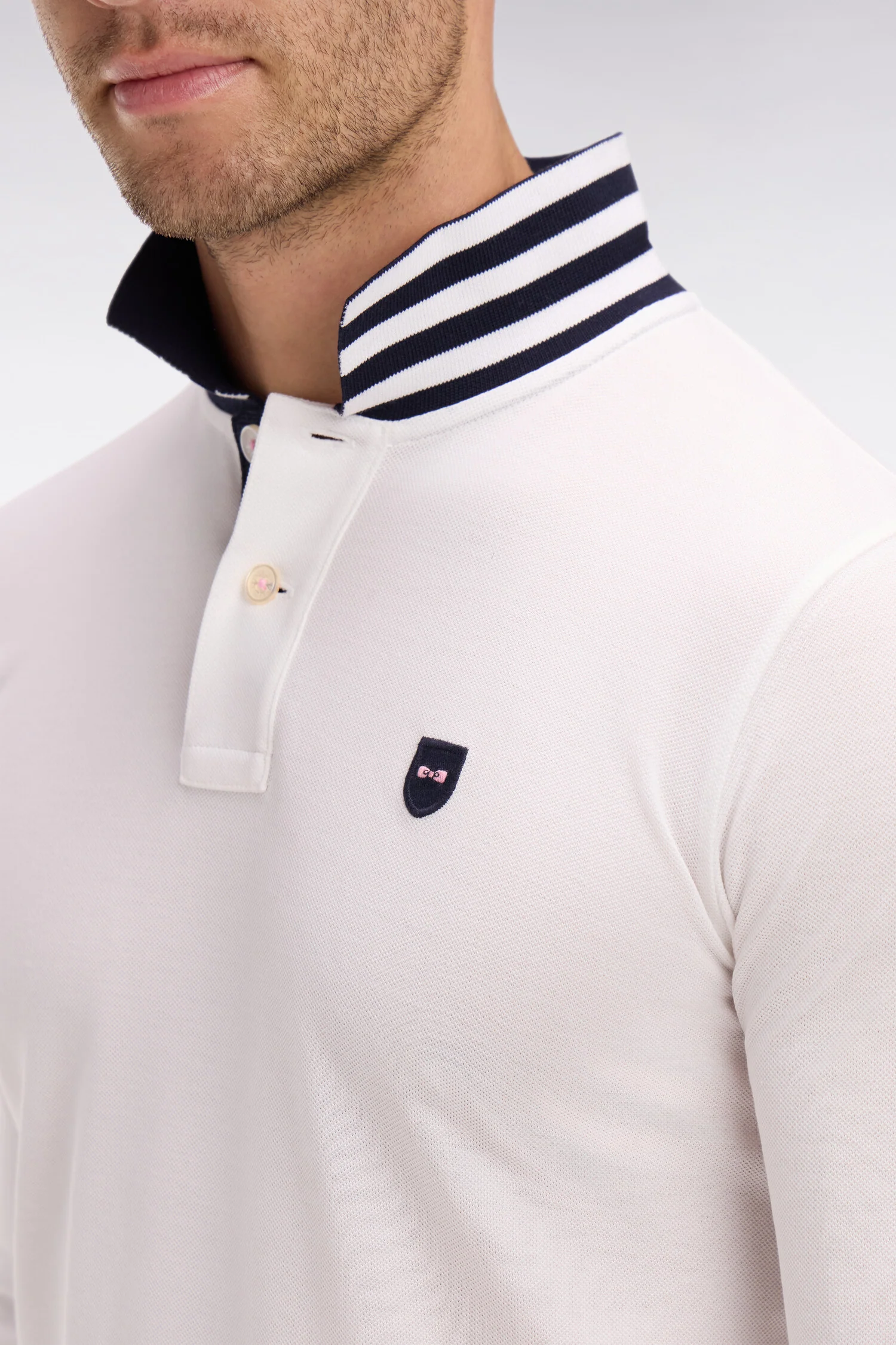 Polo manches longues blanc en coton avec col contrasté - Image 4