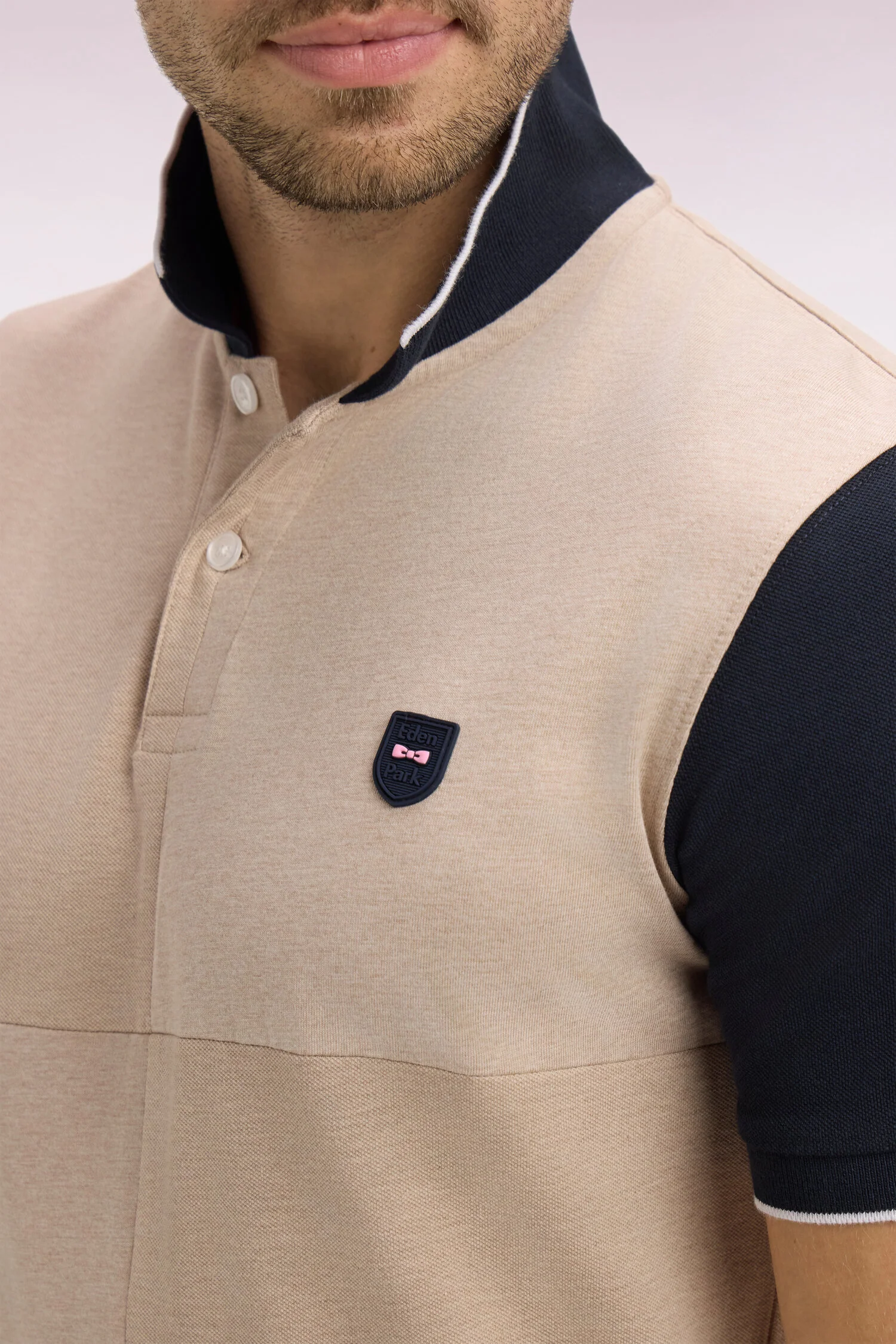 Polo manches courtes bicolore en coton beige à découpes coupe regular - Image 4