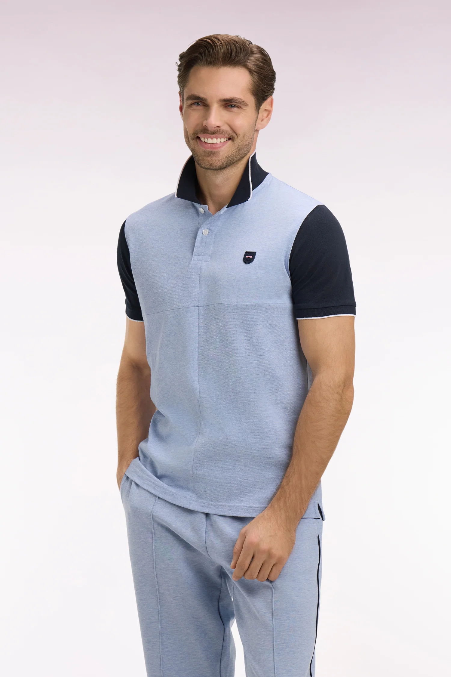 Polo manches courtes bicolore en coton bleu ciel à découpes coupe regular - Image 3