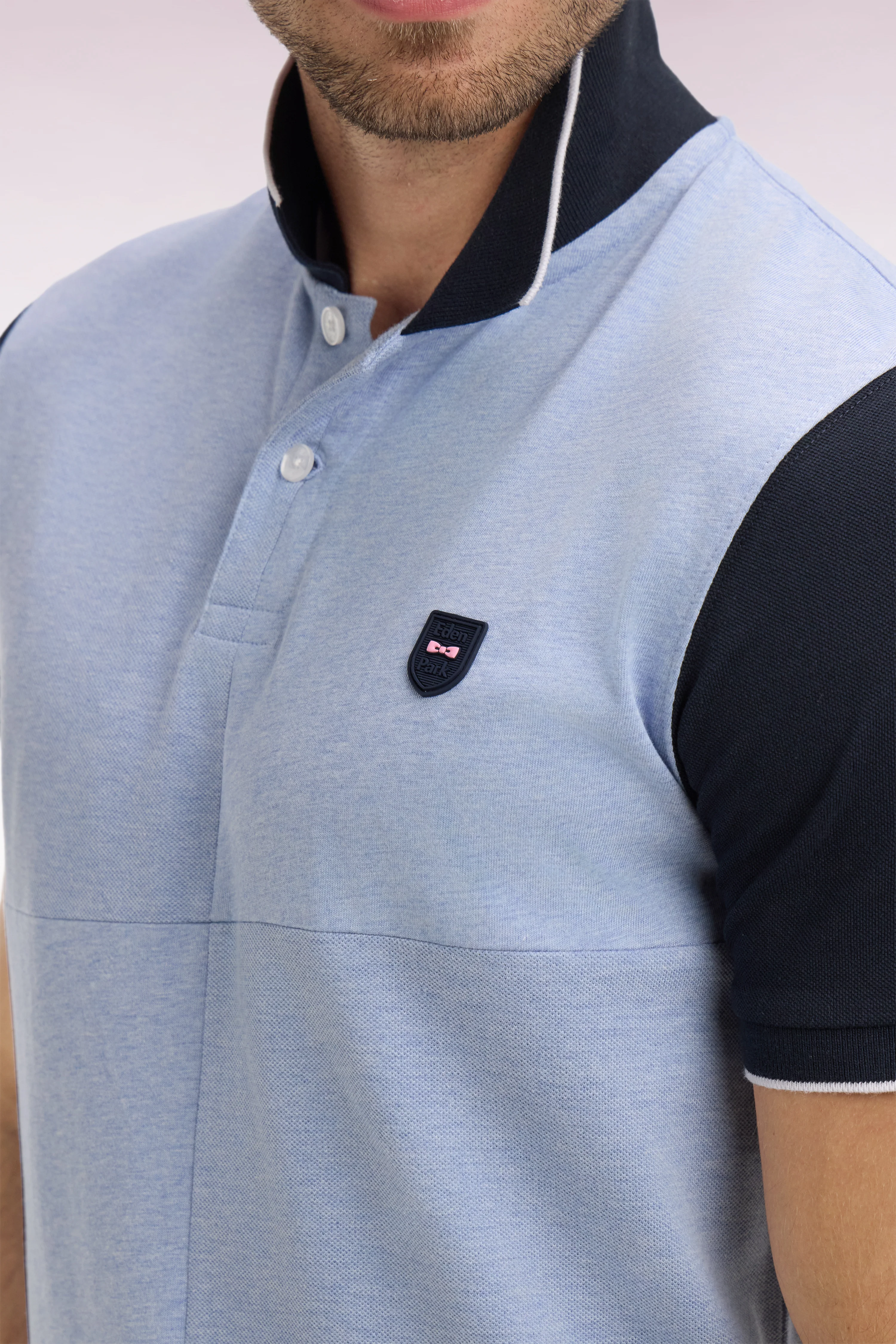 Polo manches courtes bicolore en coton bleu ciel à découpes coupe regular - Image 4