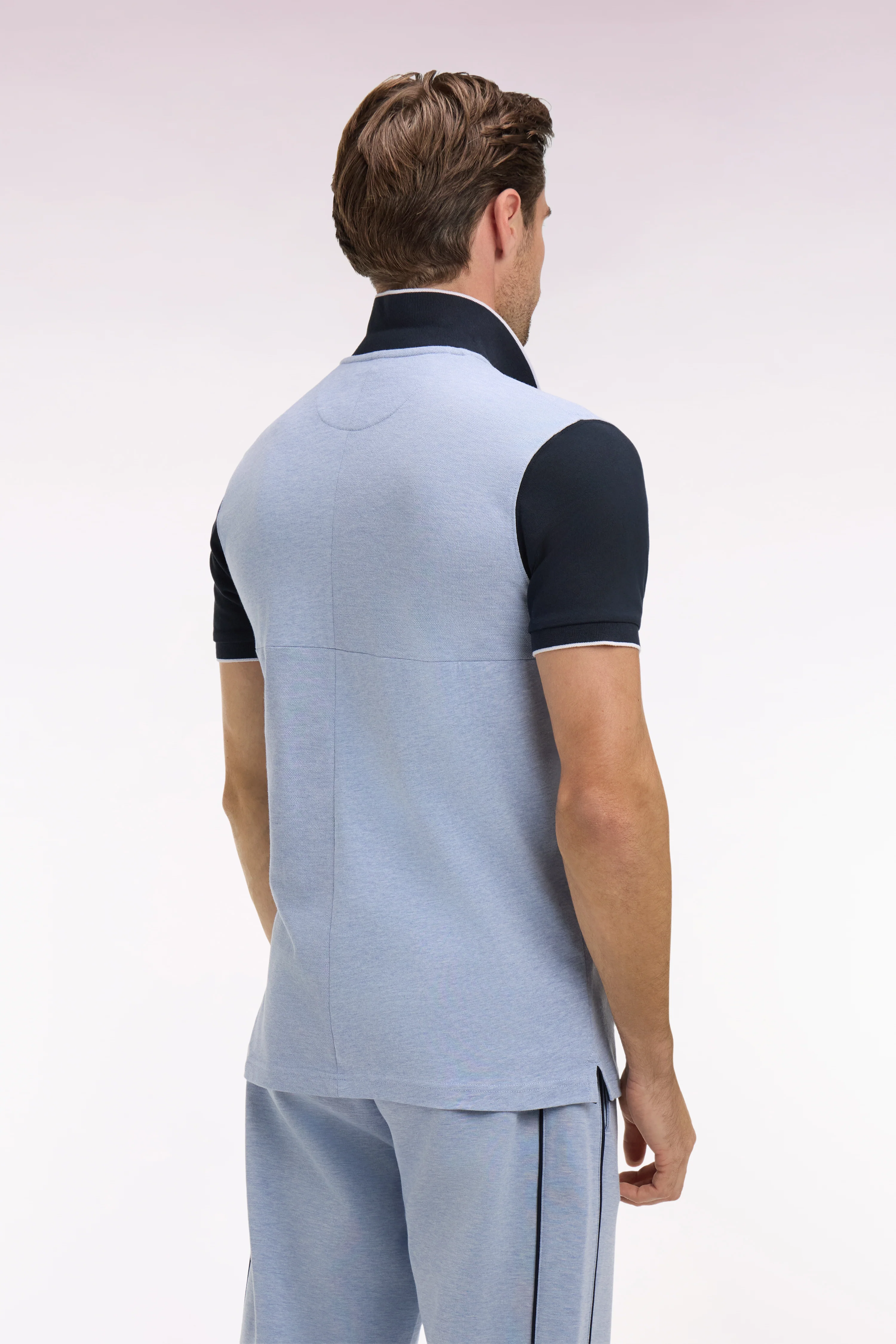 Polo manches courtes bicolore en coton bleu ciel à découpes coupe regular - Image 5