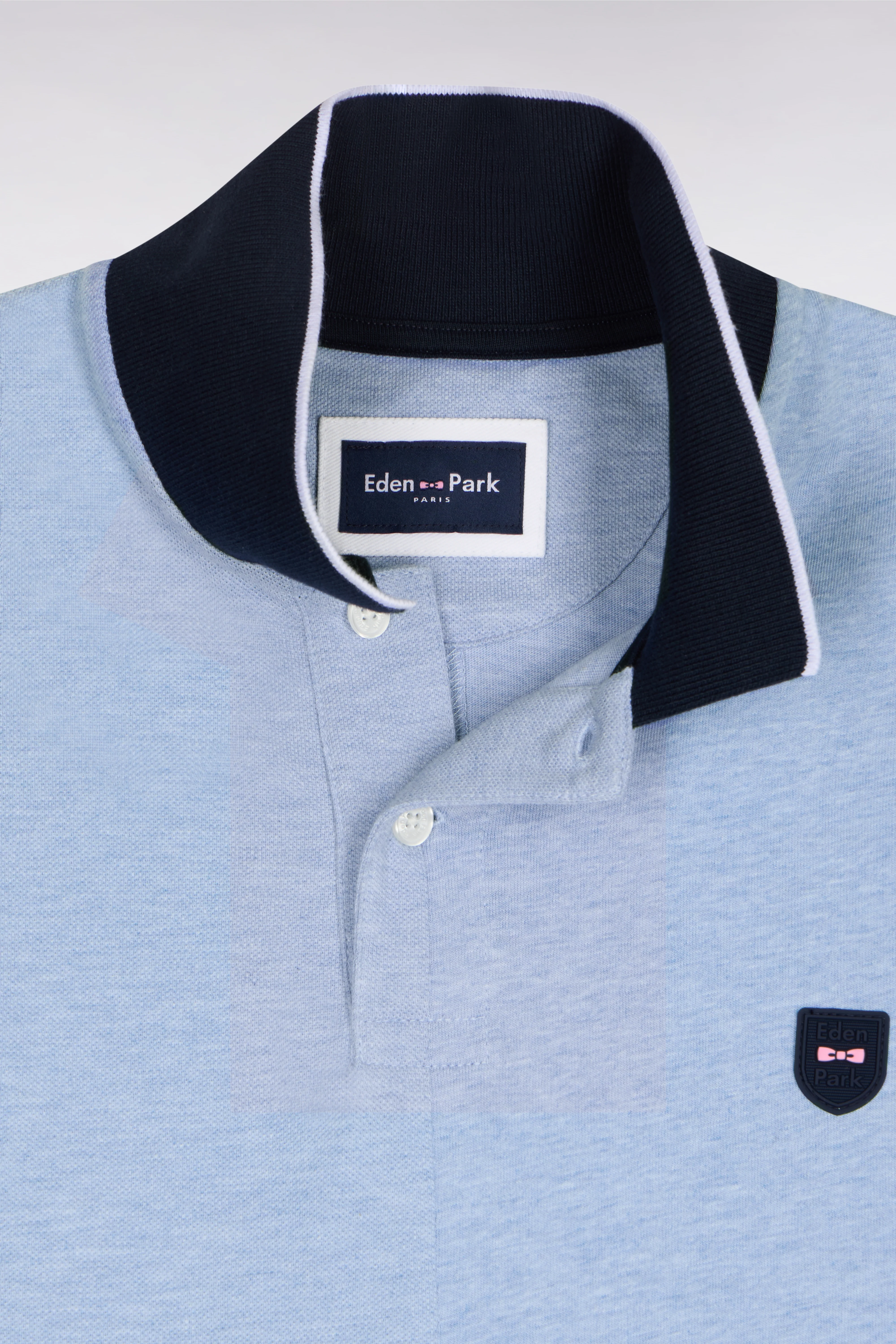 Polo manches courtes bicolore en coton bleu ciel à découpes coupe regular - Image 6