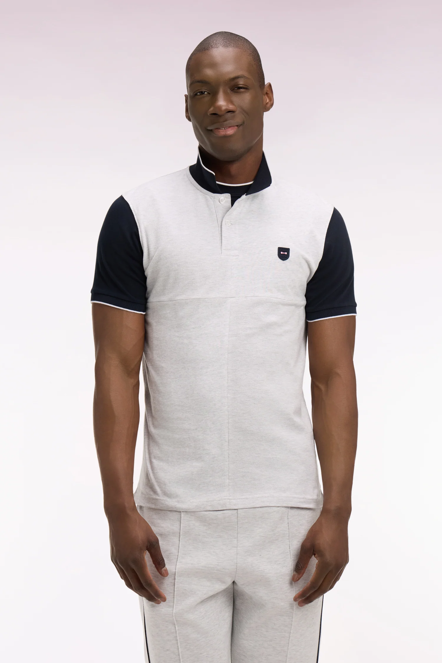 Polo manches courtes bicolore en coton gris clair à découpes coupe regular - Image 3