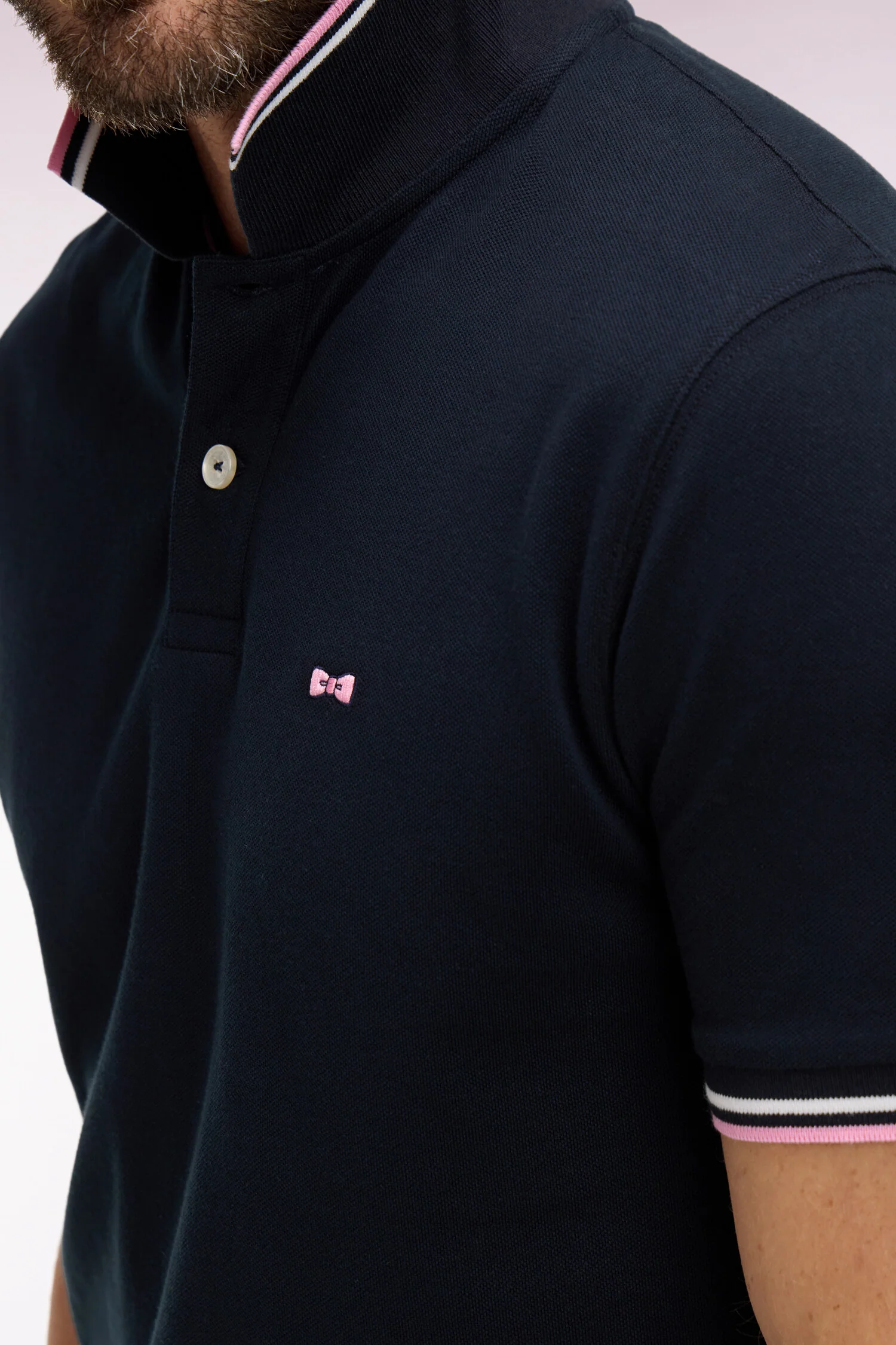 Polo manches courtes en coton marine détails rayés coupe regular - Image 4