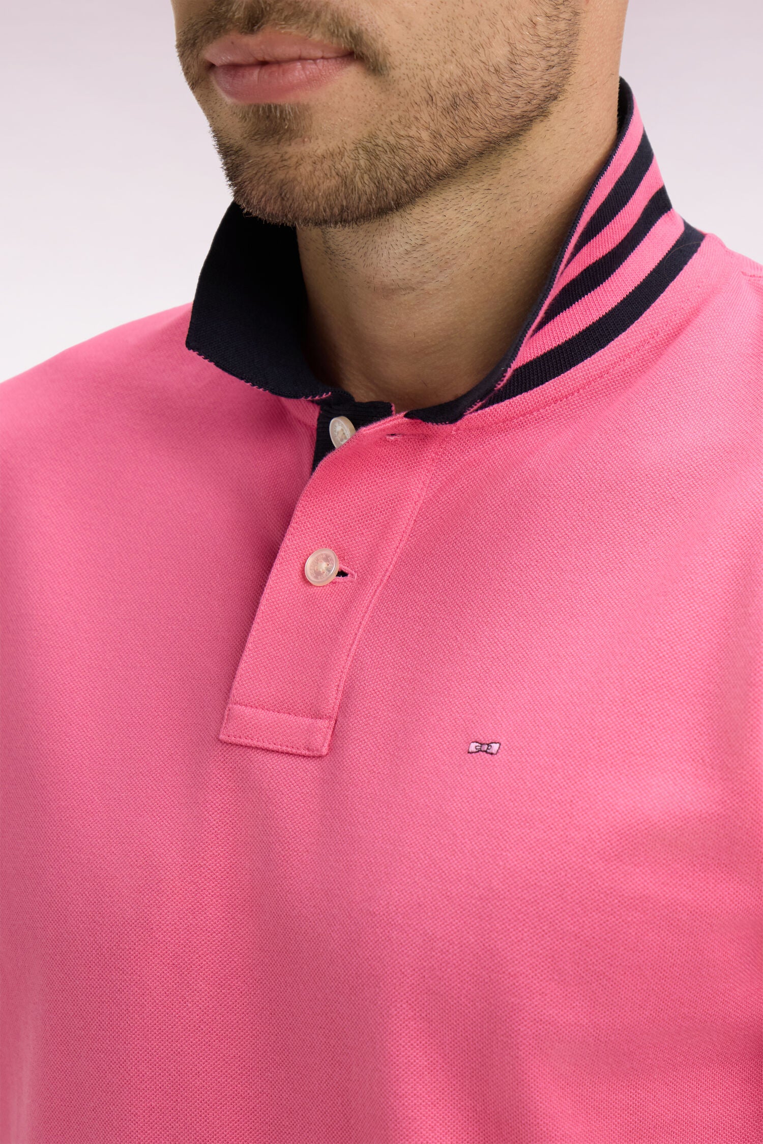 Polo manches courtes en piqué coton rose dessous de col rayé coupe slim - Image 4