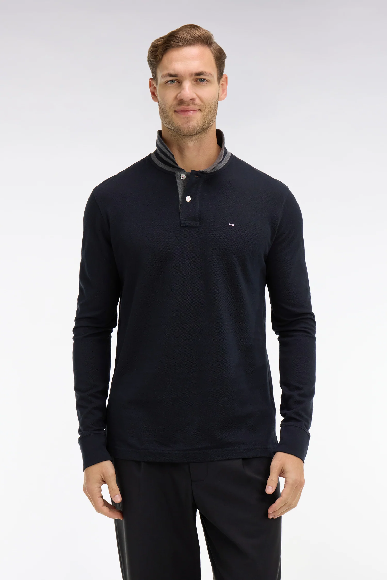Polo manches longues noir en coton avec col contrasté - Image 3