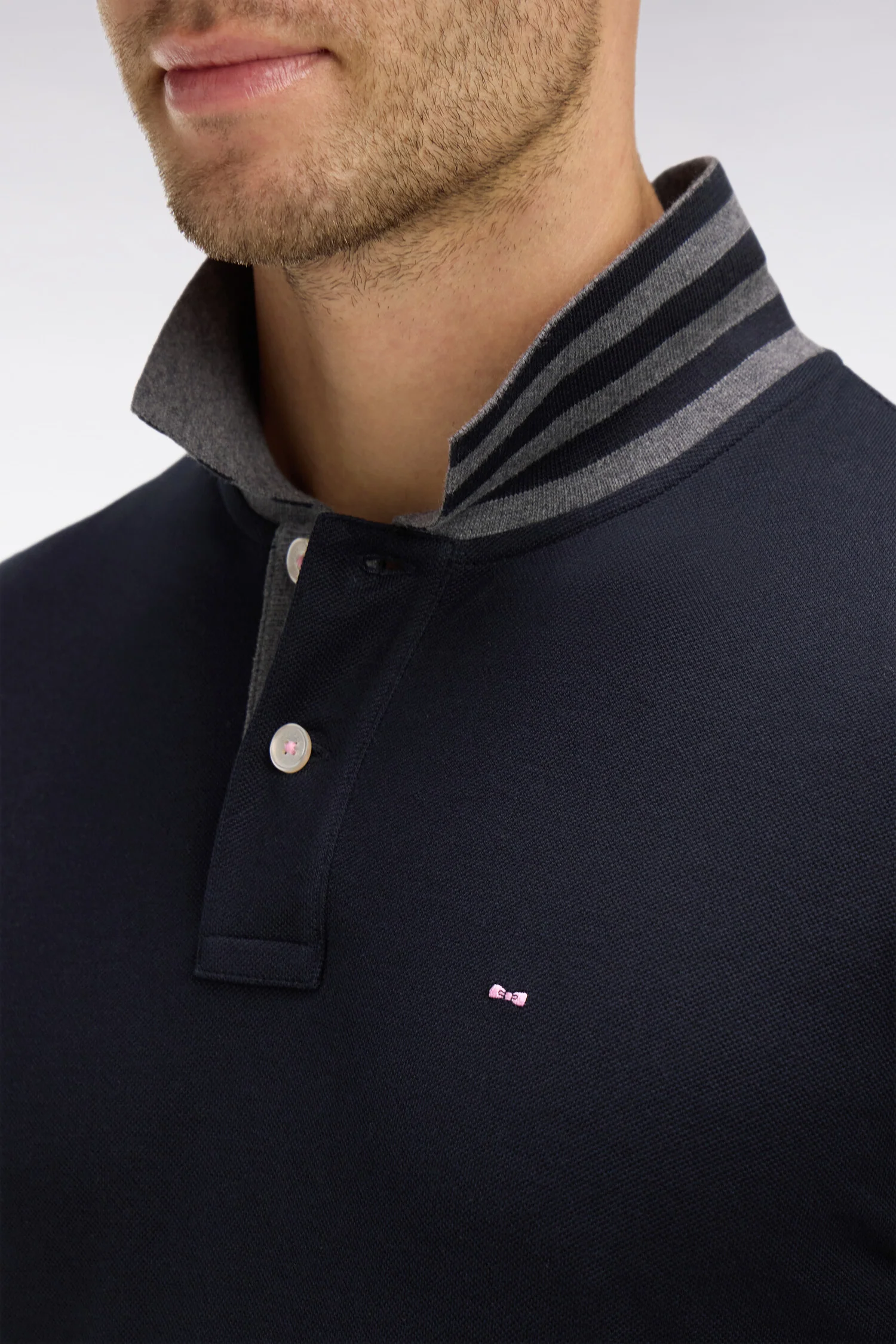 Polo manches longues noir en coton avec col contrasté - Image 4