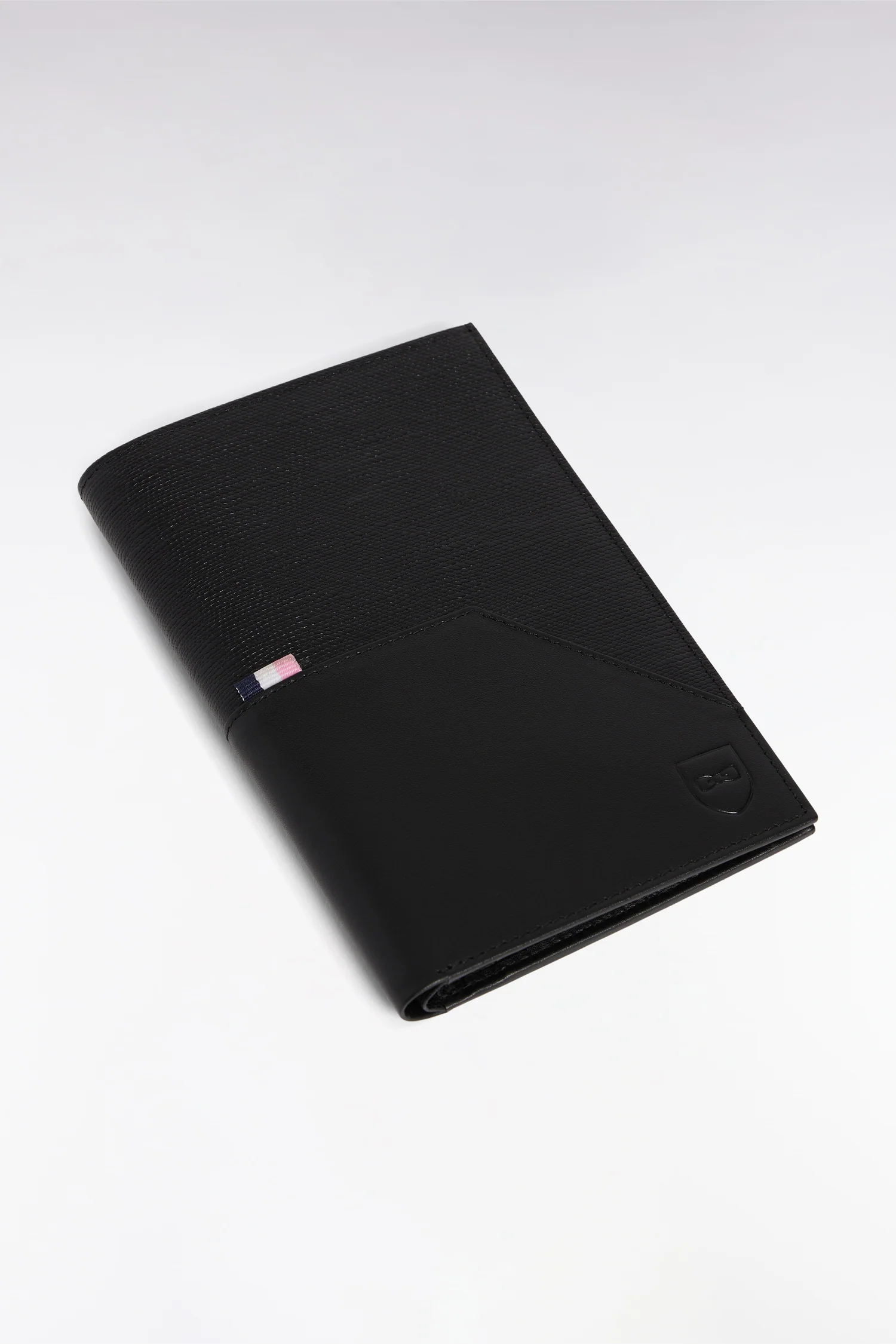 Portefeuille taille passeport bimatière en cuir noir - Image 2