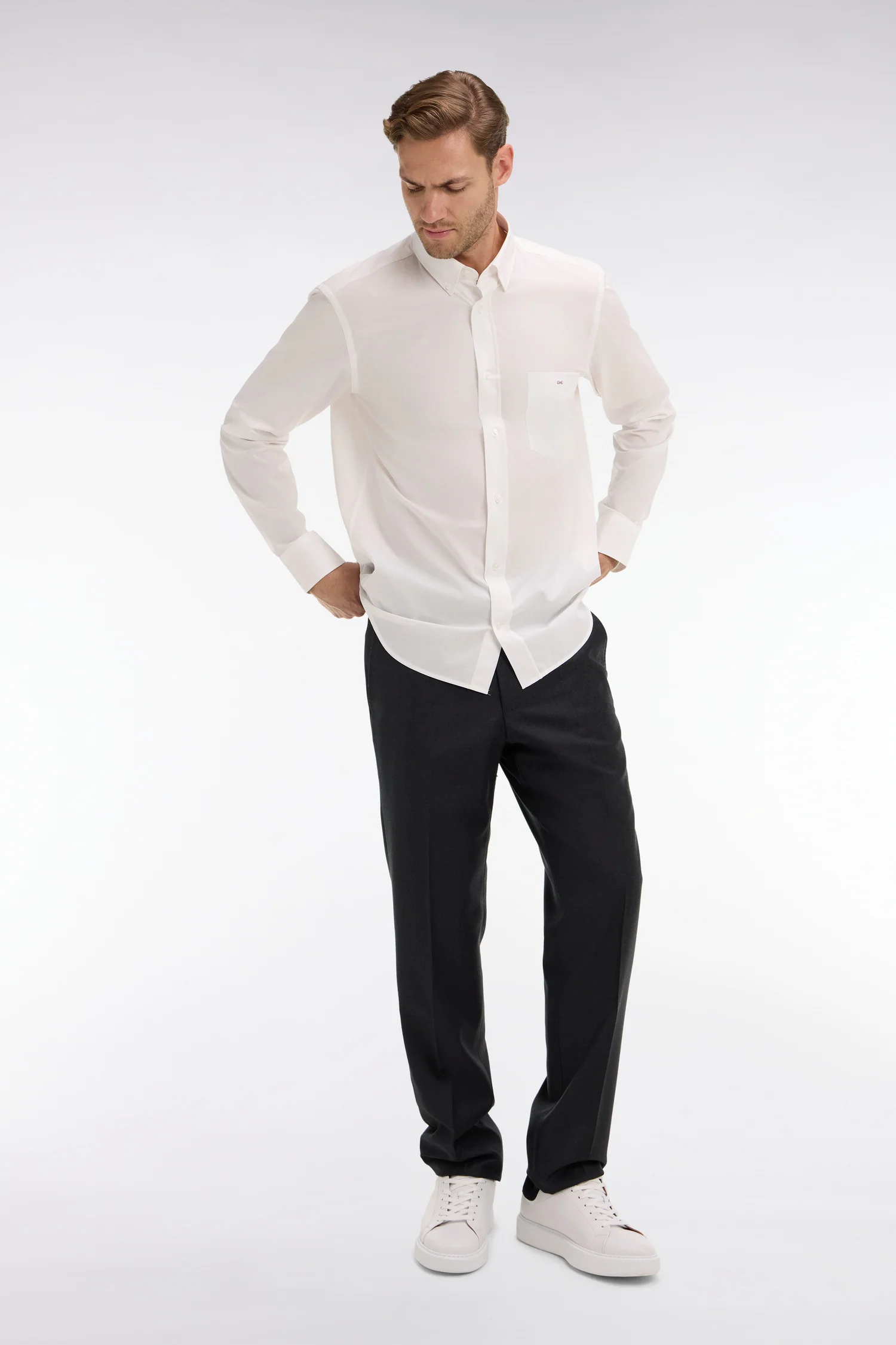 Pantalon regular gris foncé en laine à plis cassés