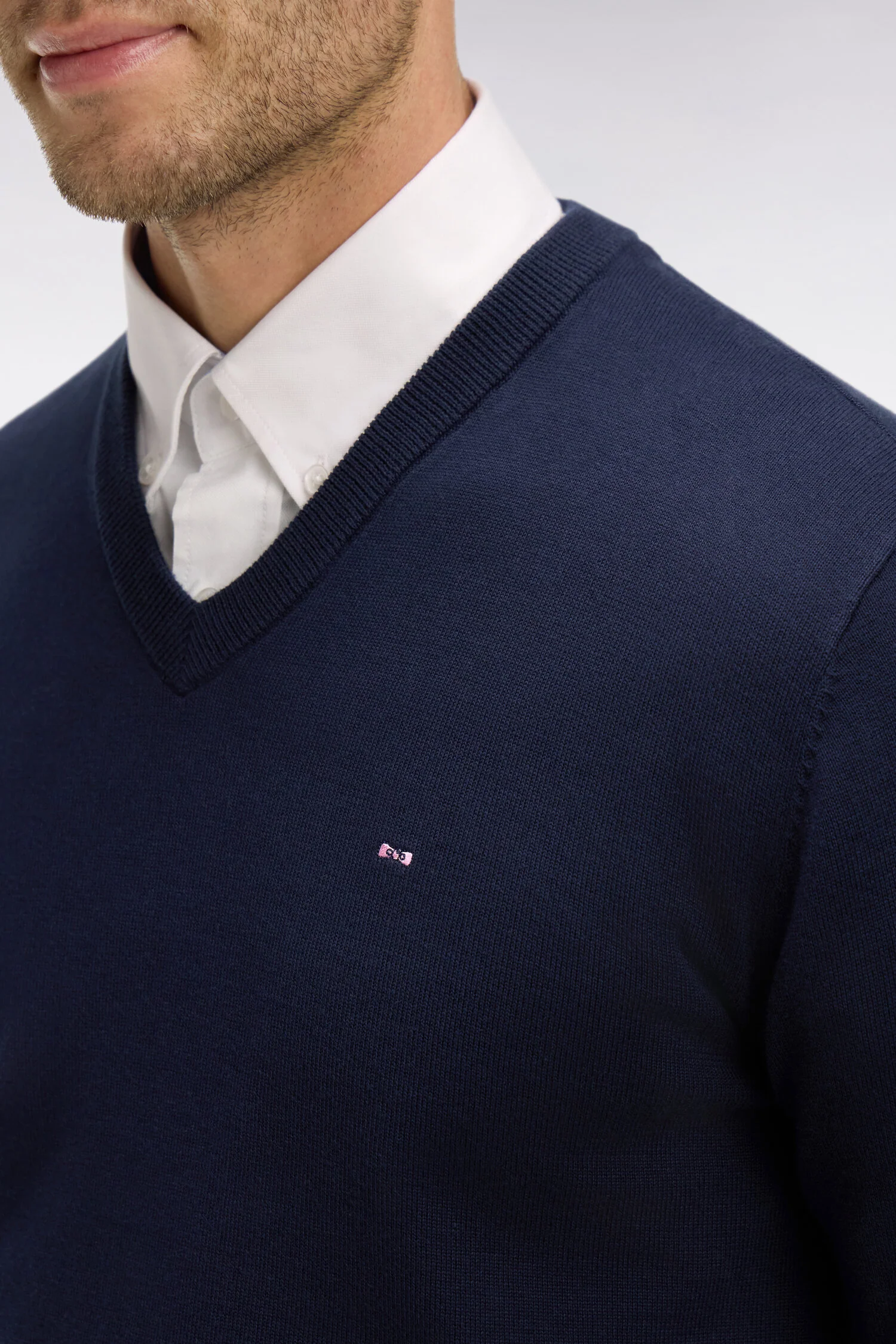 Pull bleu marine à col V en coton - Image 4