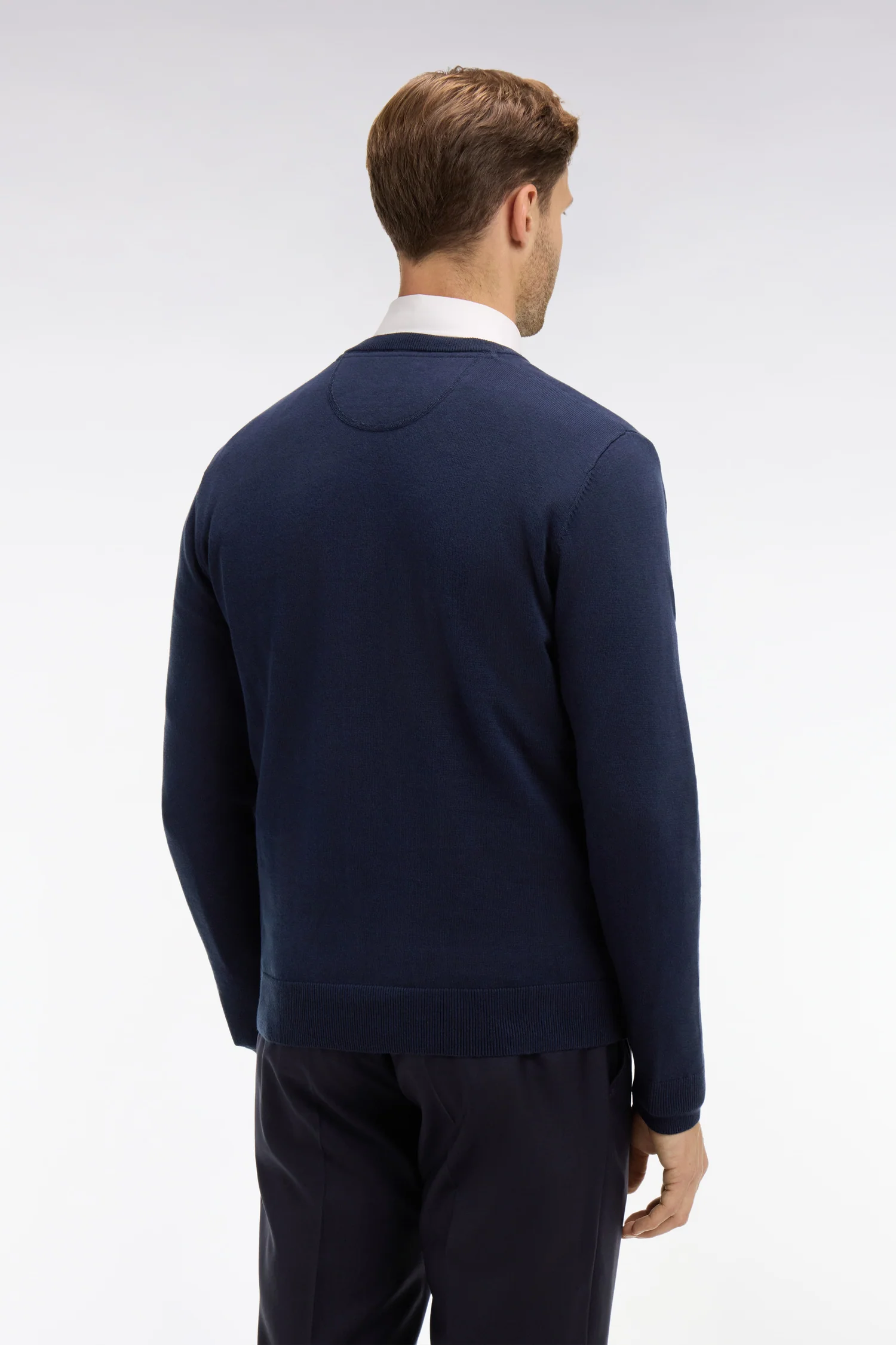 Pull bleu marine à col V en coton - Image 5