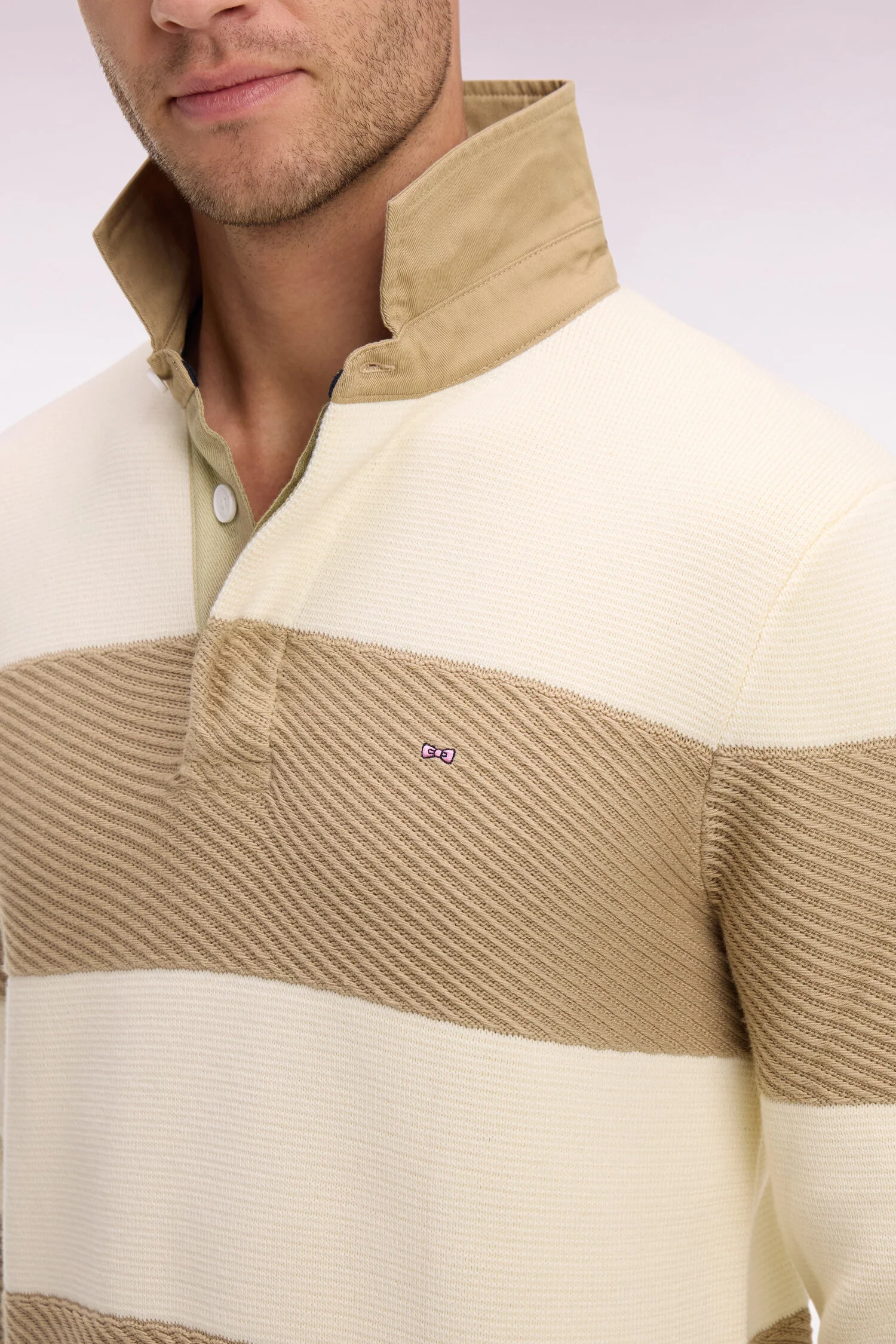 Pull col maillot rayé en coton écru et beige - Image 4
