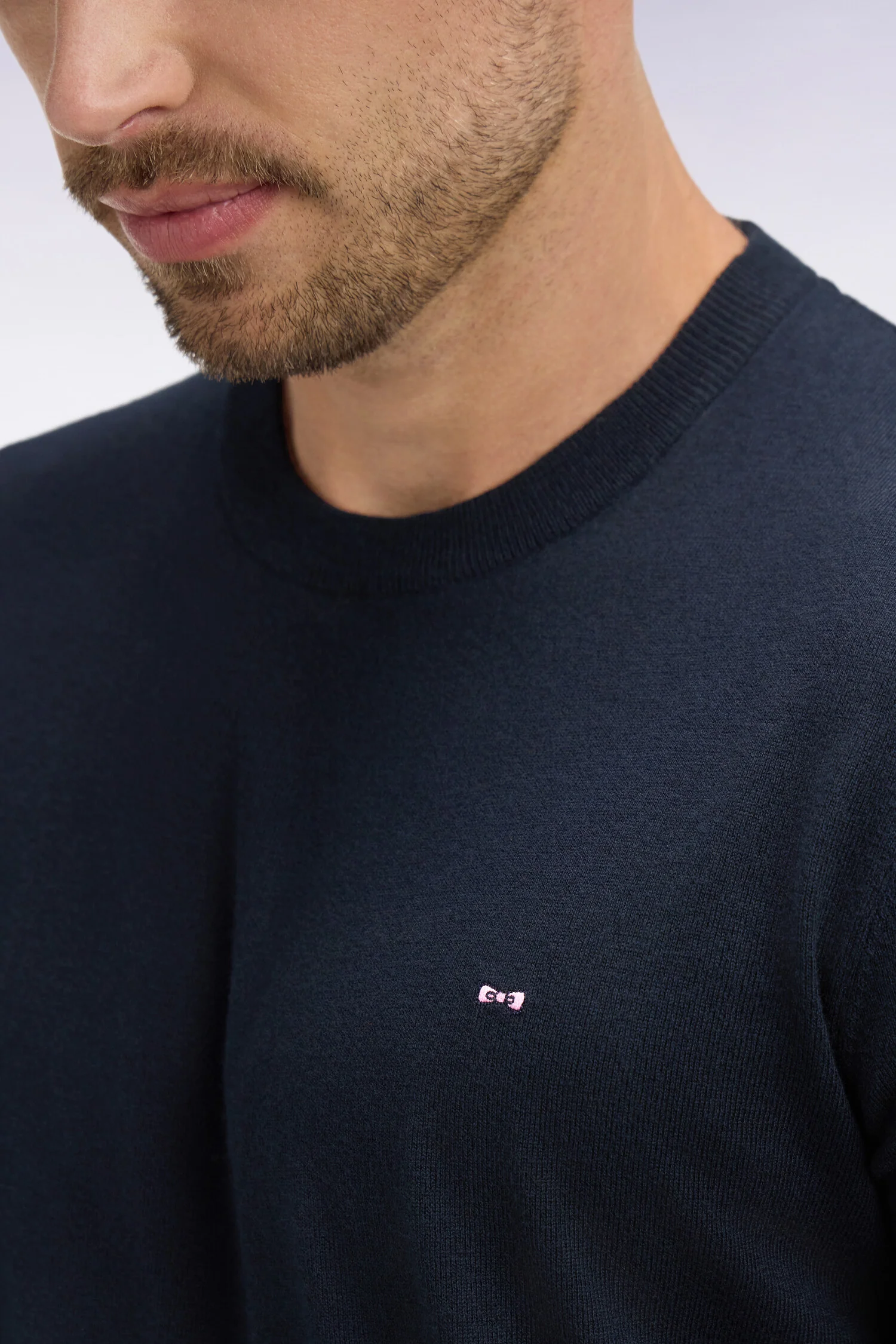 Pull col rond en coton et soie mélangés marine - Image 4