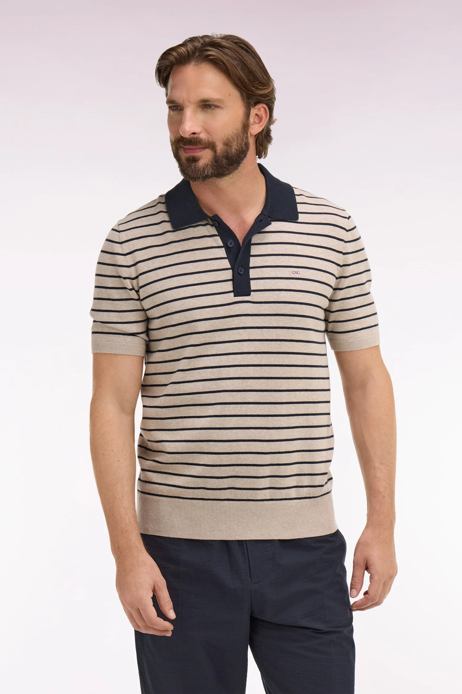Pull manches courtes à col polo en coton beige rayé - Image 3