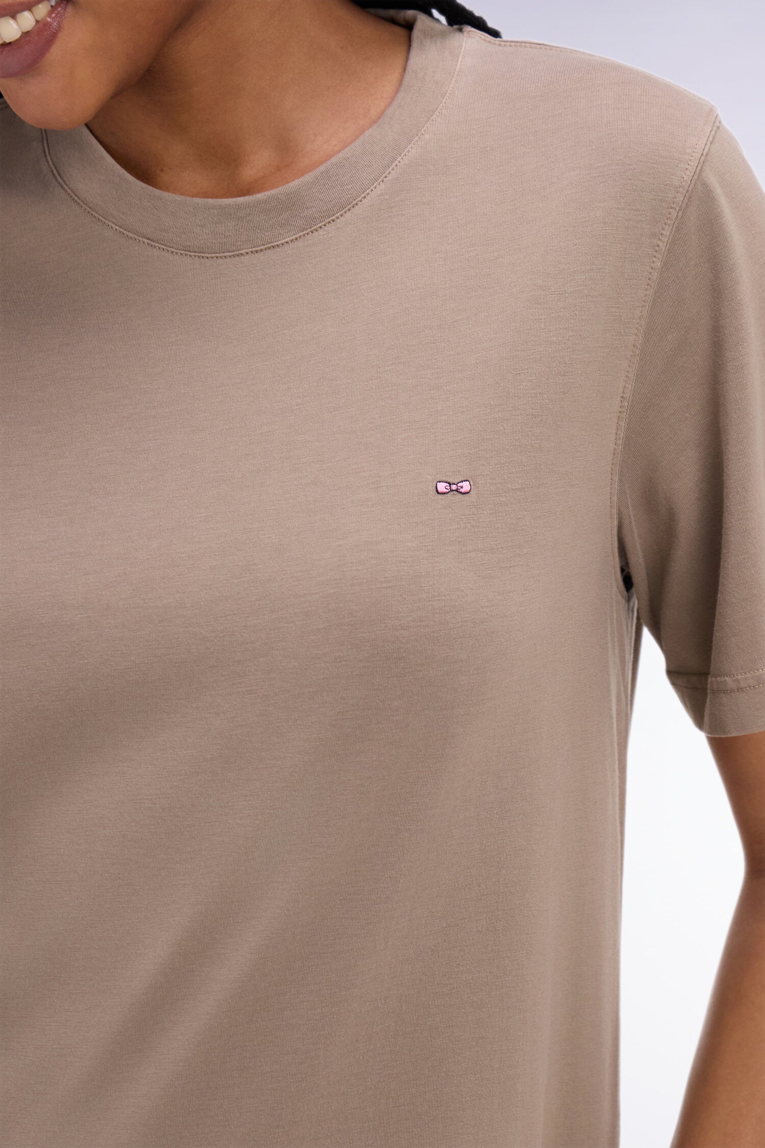 Robe T-shirt en lyocell et coton beige coupe droite - Image 4