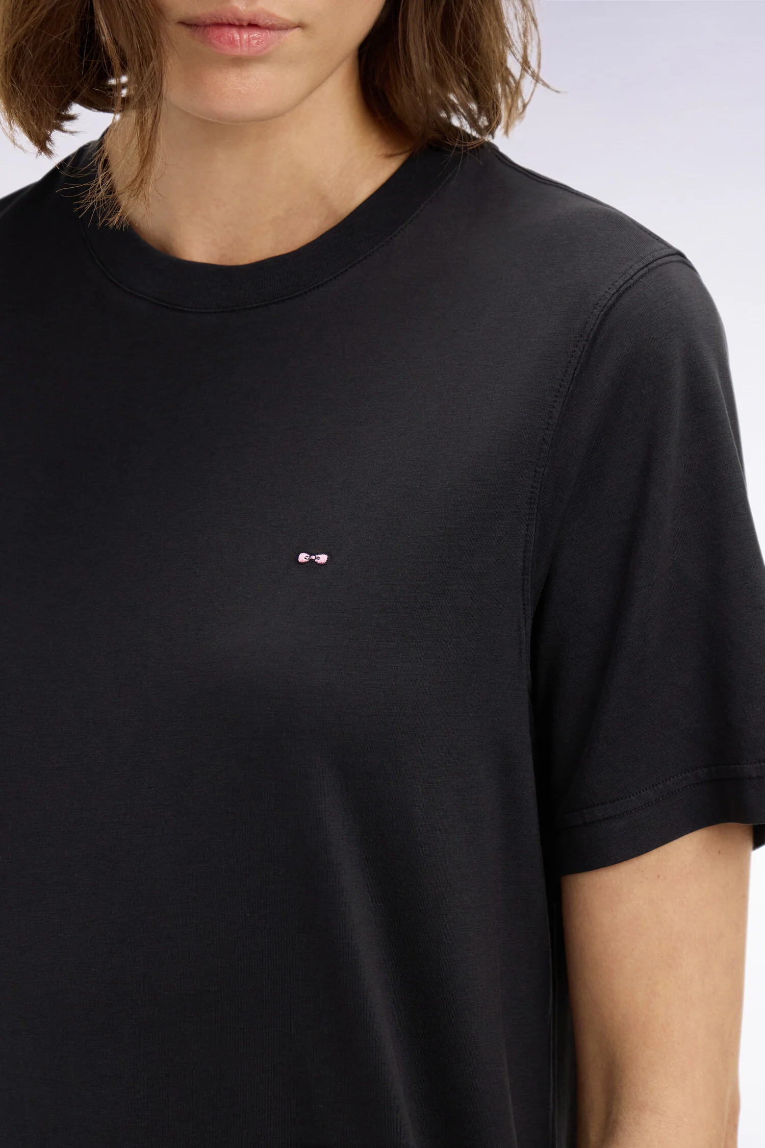 Robe T-shirt en lyocell et coton noir coupe droite - Image 4