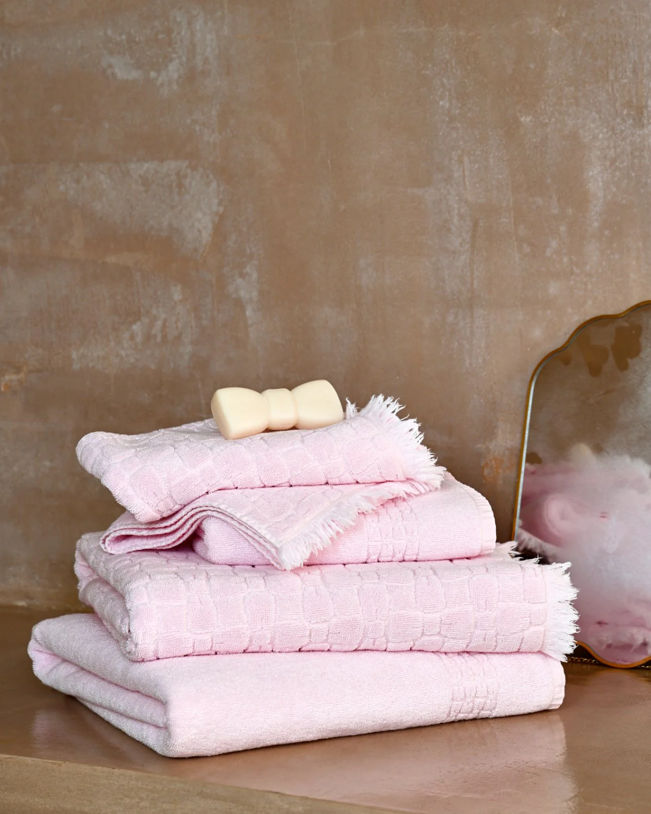 Serviette de bain en coton rose à micromotifs nœuds papillon