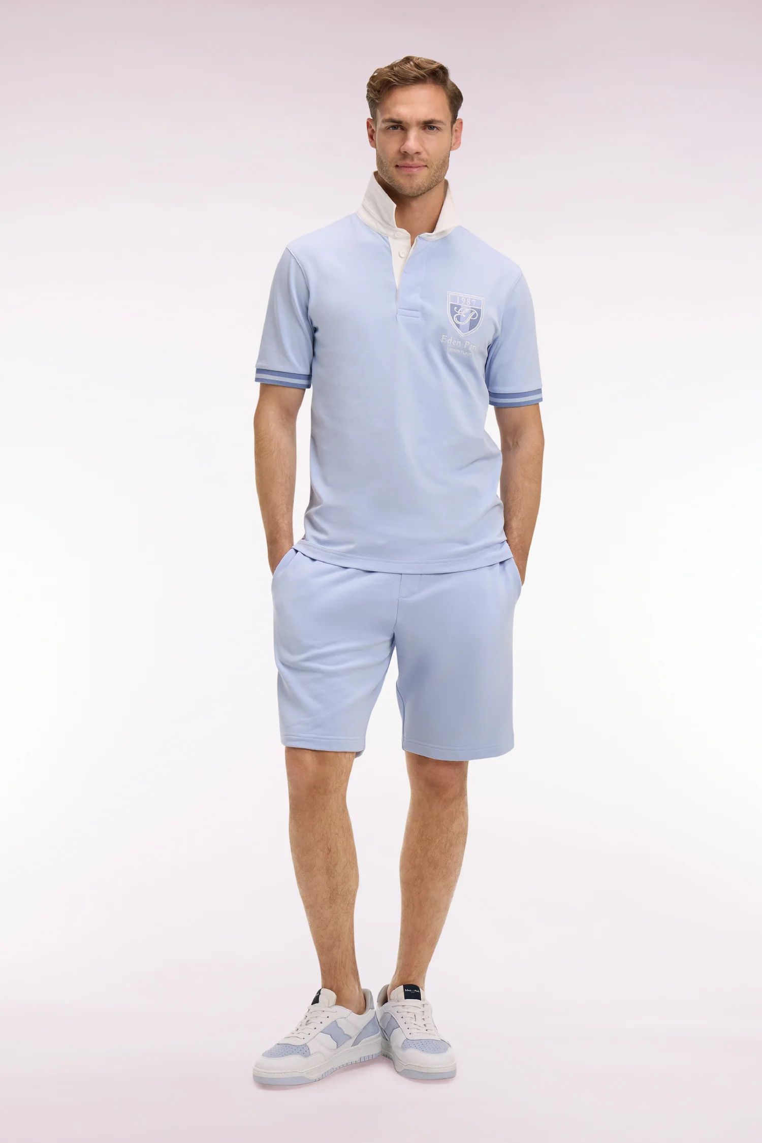 Short en molleton coton ciel à broderie blason - Image 3