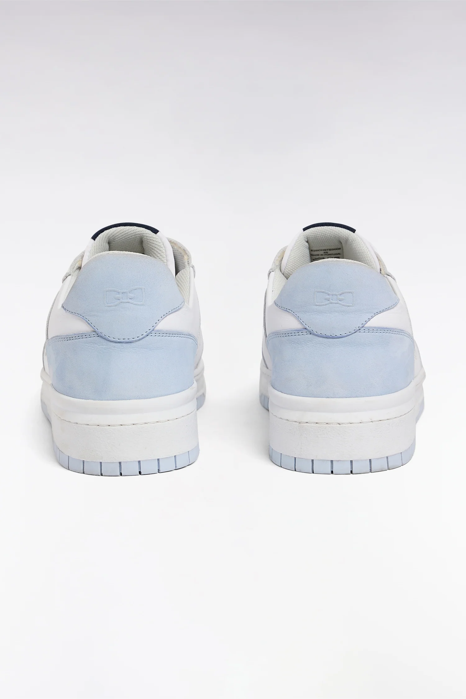 Sneakers bicolores en cuir lisse blanc et cuir suédé bleu ciel - Image 2