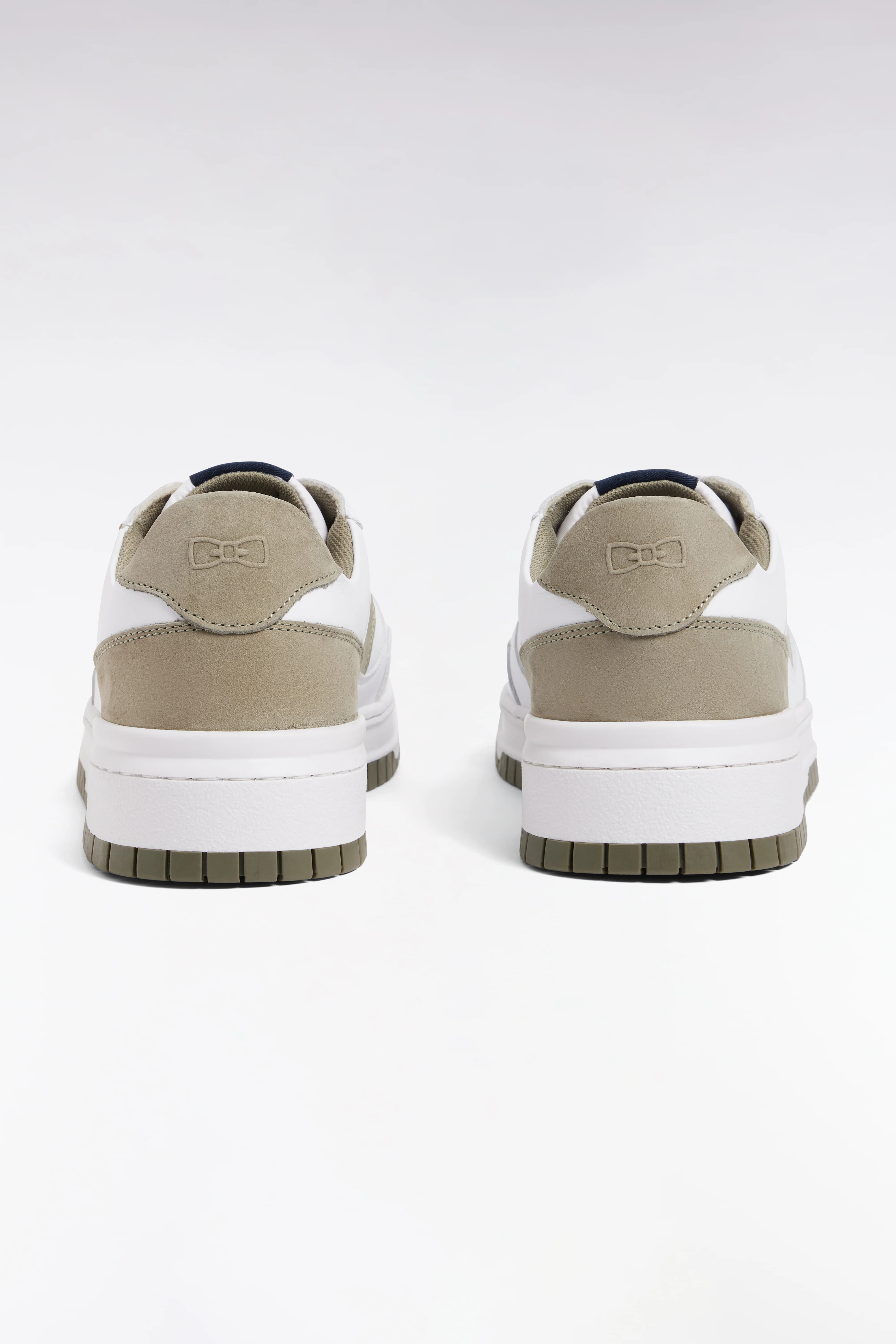 Sneakers bicolores en cuir lisse blanc et cuir suédé kaki - Image 2