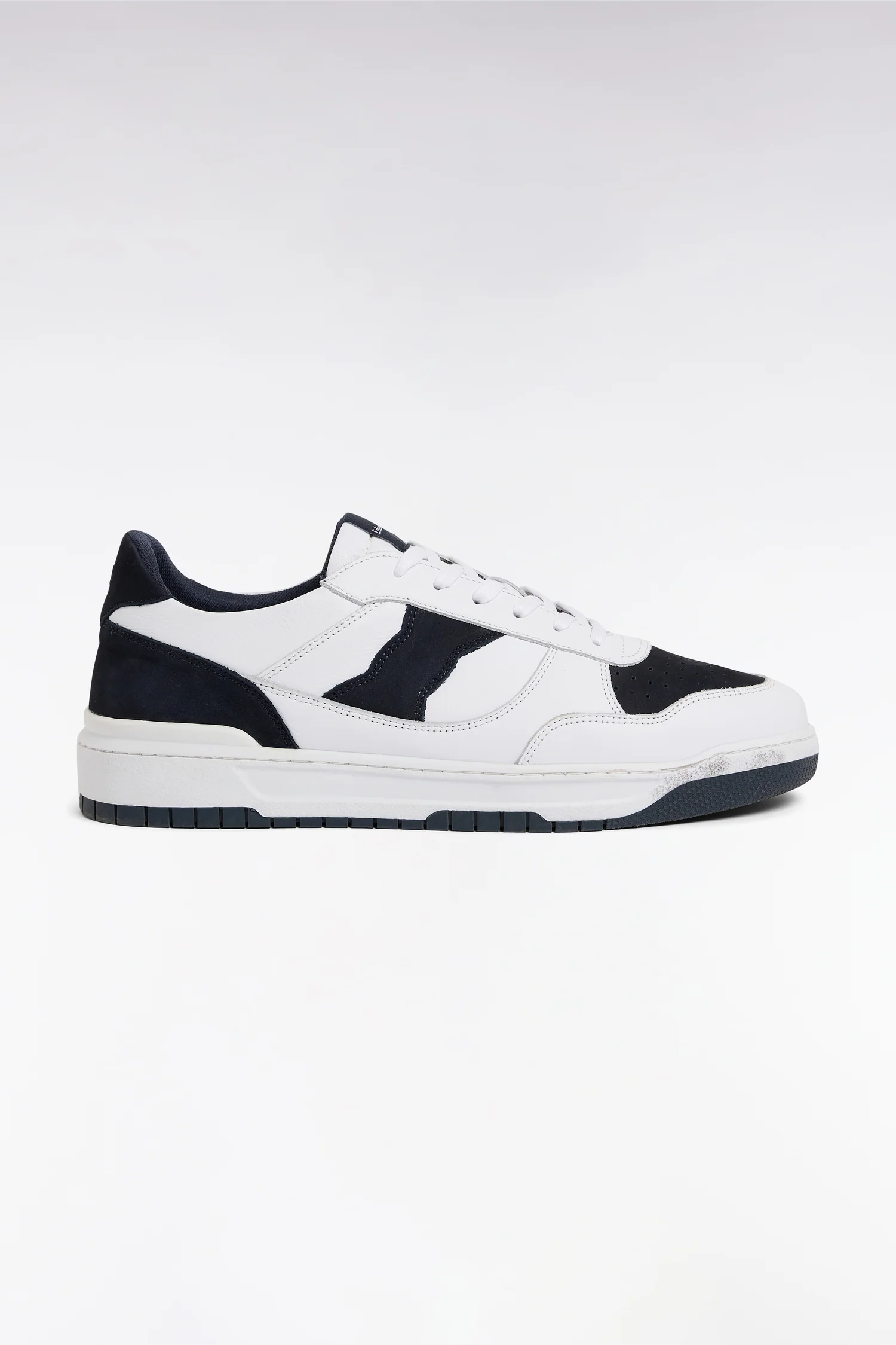 Sneakers bicolores en cuir lisse blanc et cuir suédé marine