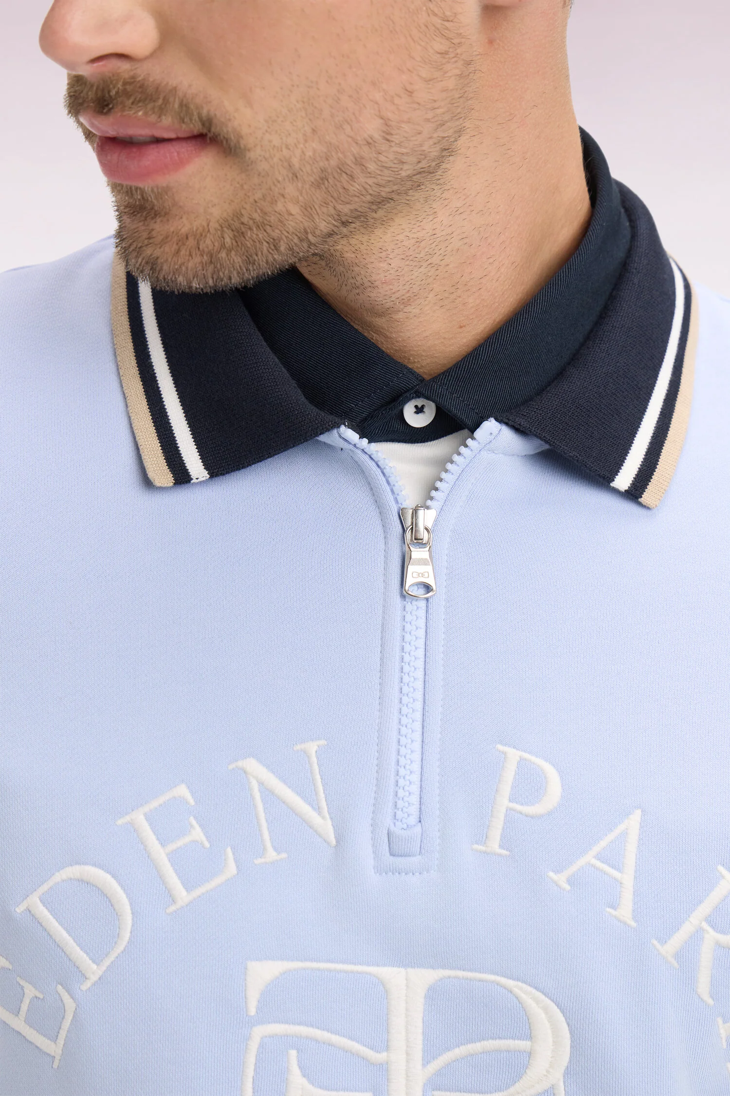 Sweatshirt à col zippé bleu clair brodé coupe regular - Image 4
