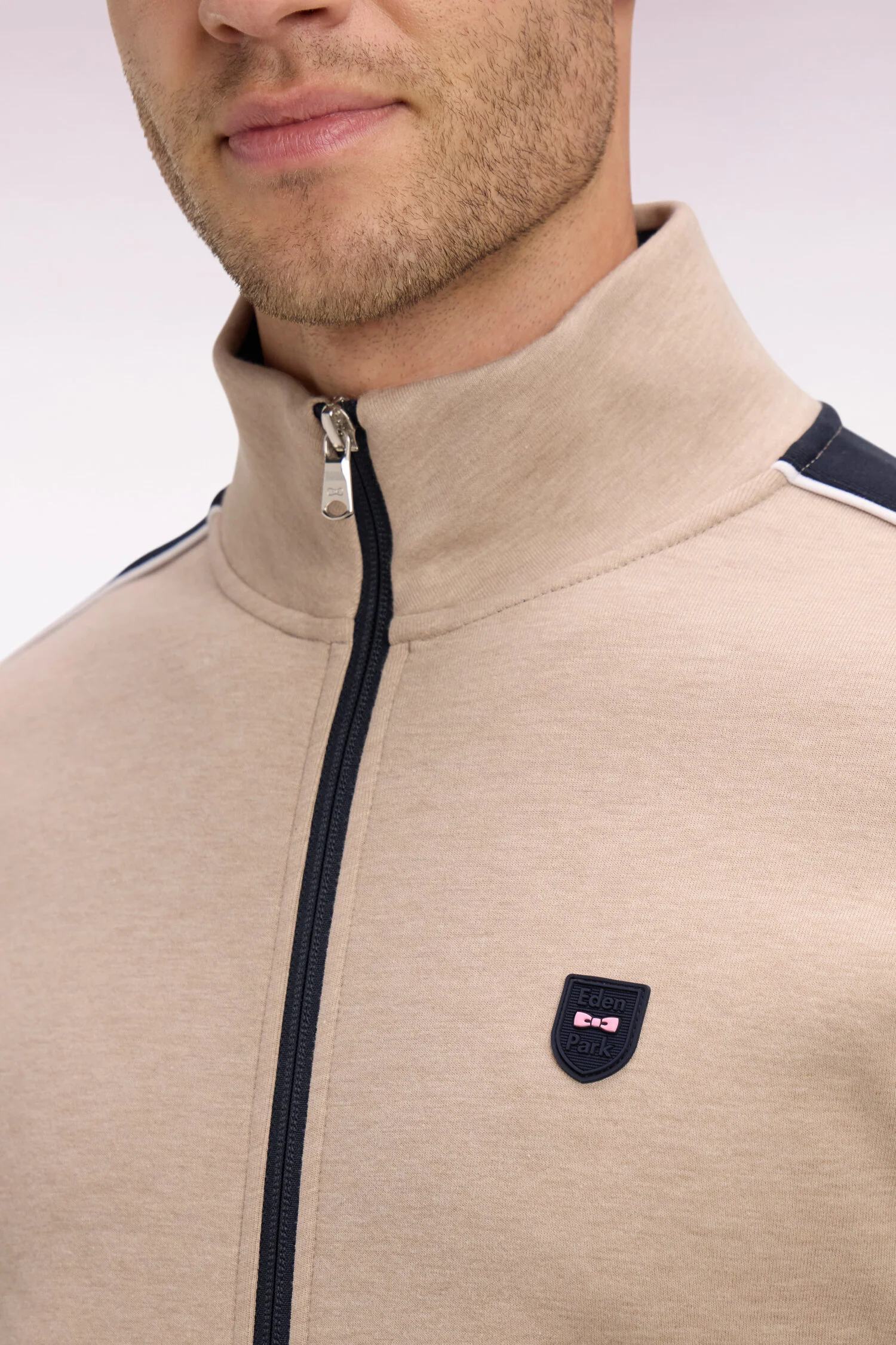 Sweatshirt zippé en interlock beige à découpes contrastées - Image 4