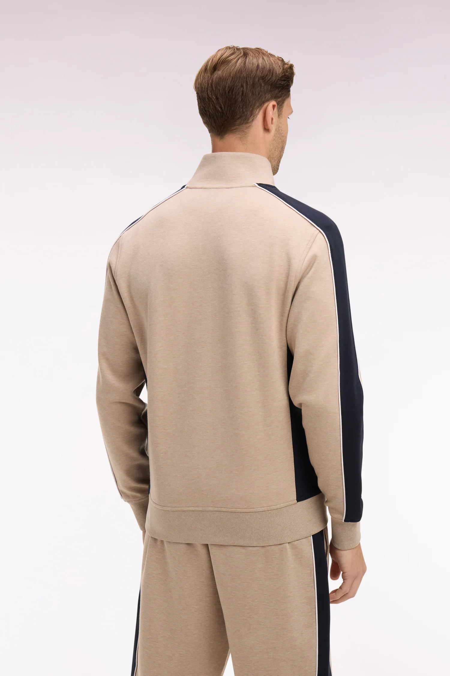 Sweatshirt zippé en interlock beige à découpes contrastées - Image 5