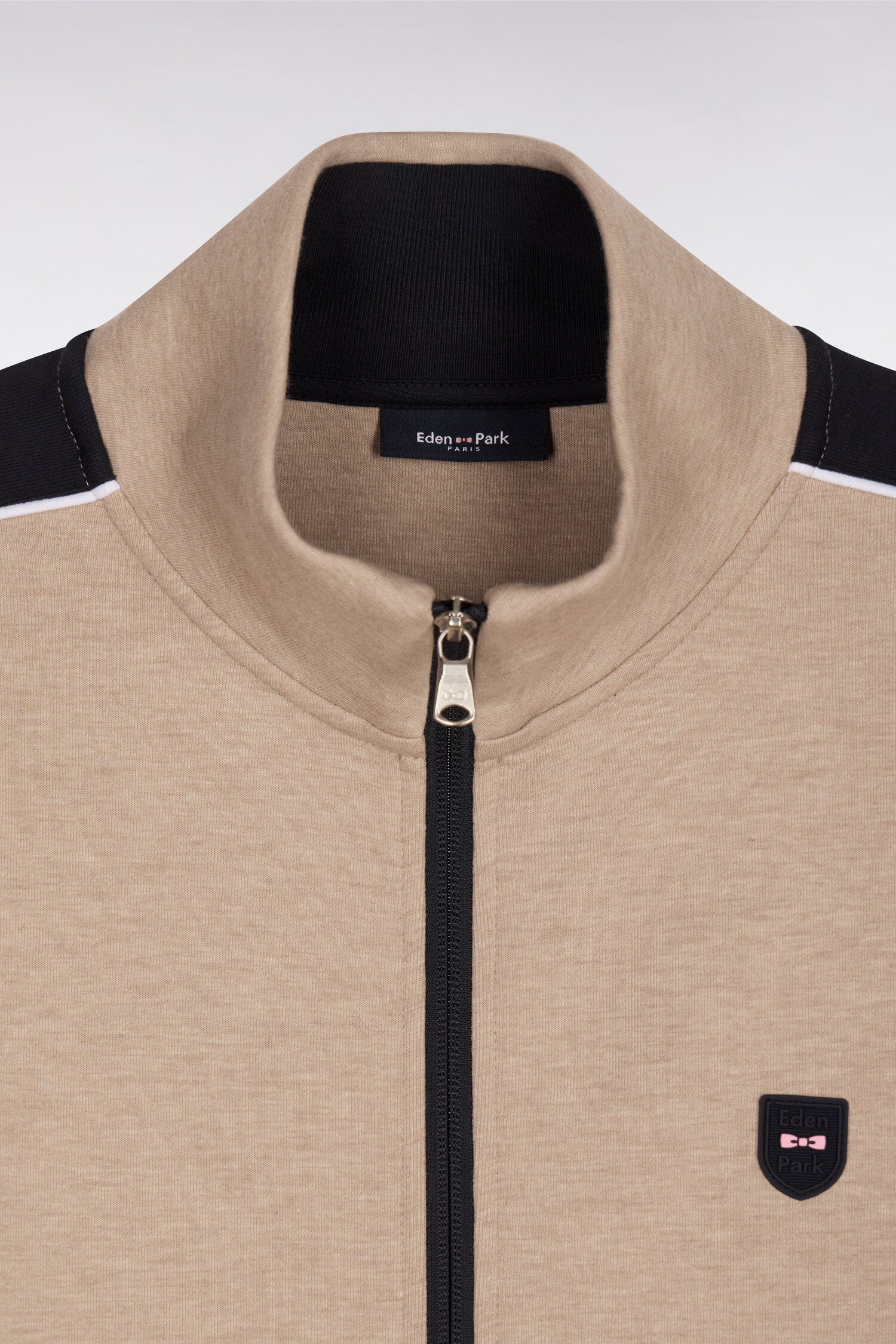 Sweatshirt zippé en interlock beige à découpes contrastées - Image 6