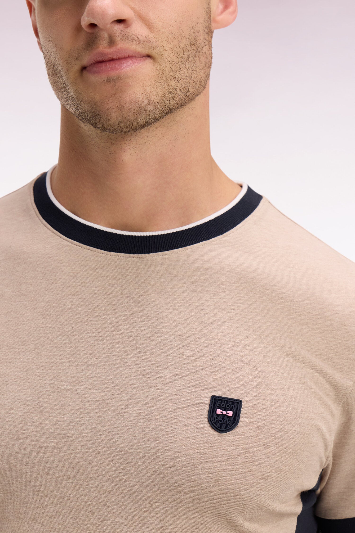 T-shirt à manches courtes en coton stretch beige à découpes coupe slim - Image 4